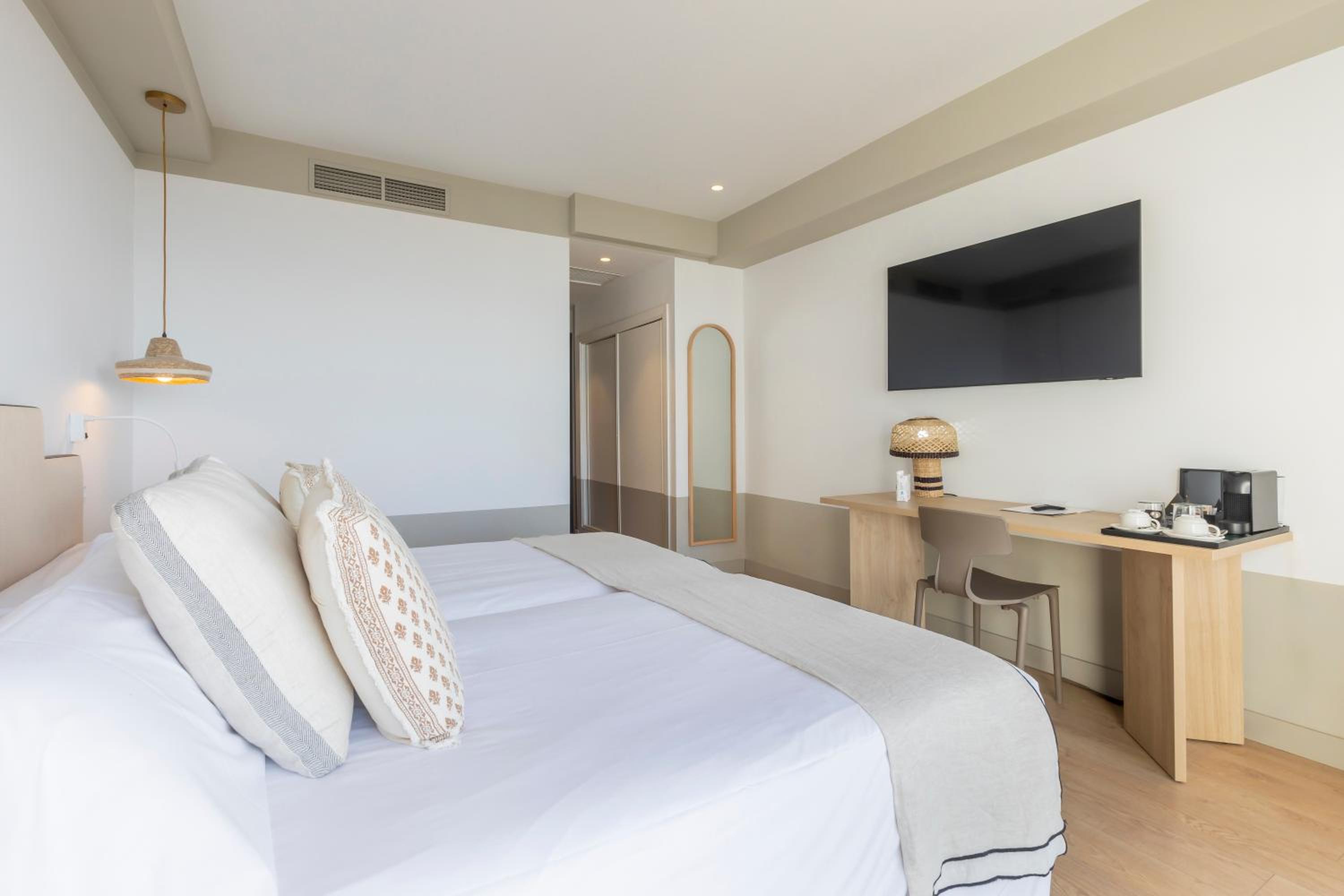 Superior Double or Twin Room with Sea View - Photo 4