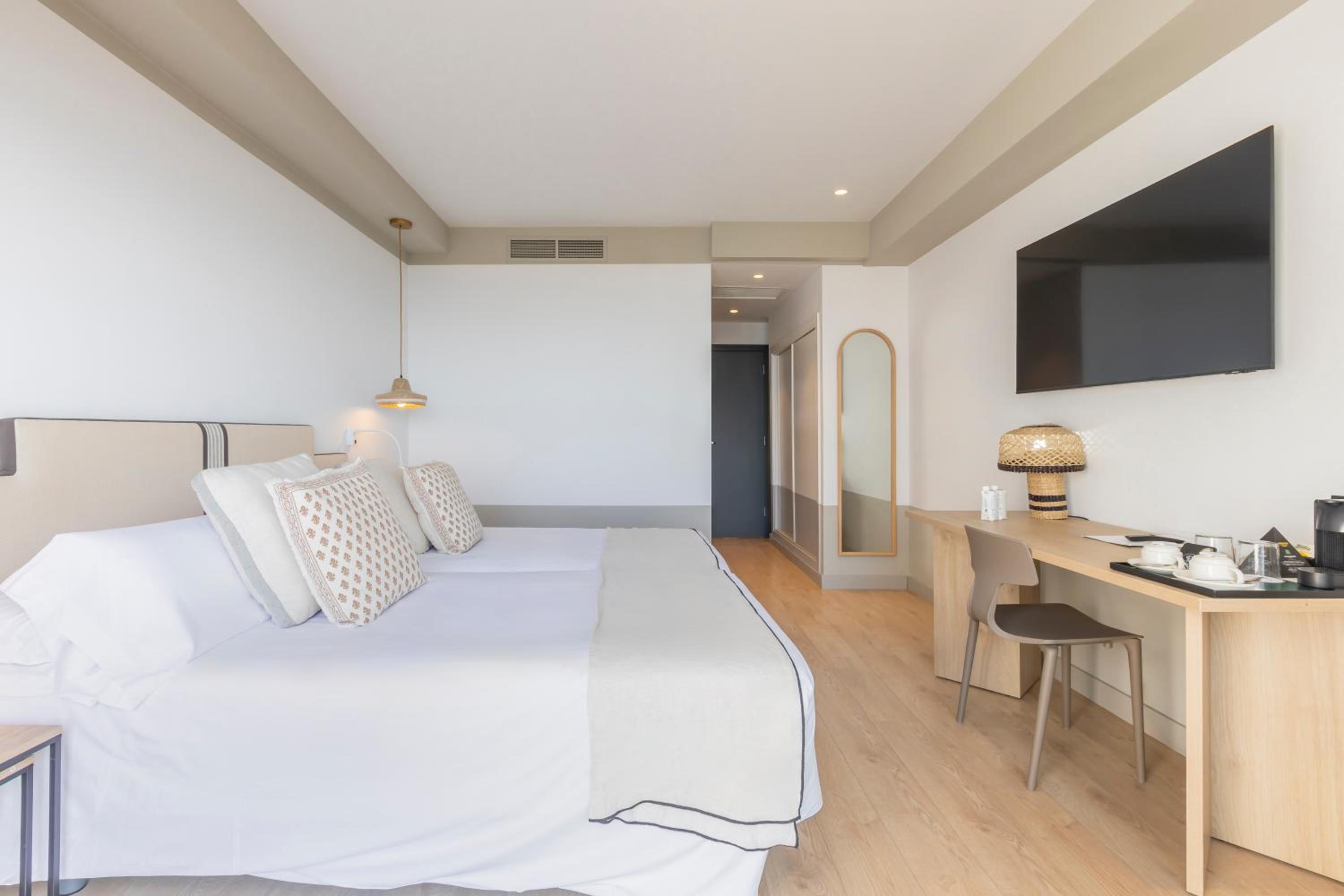 Superior Double or Twin Room with Sea View - Photo 17