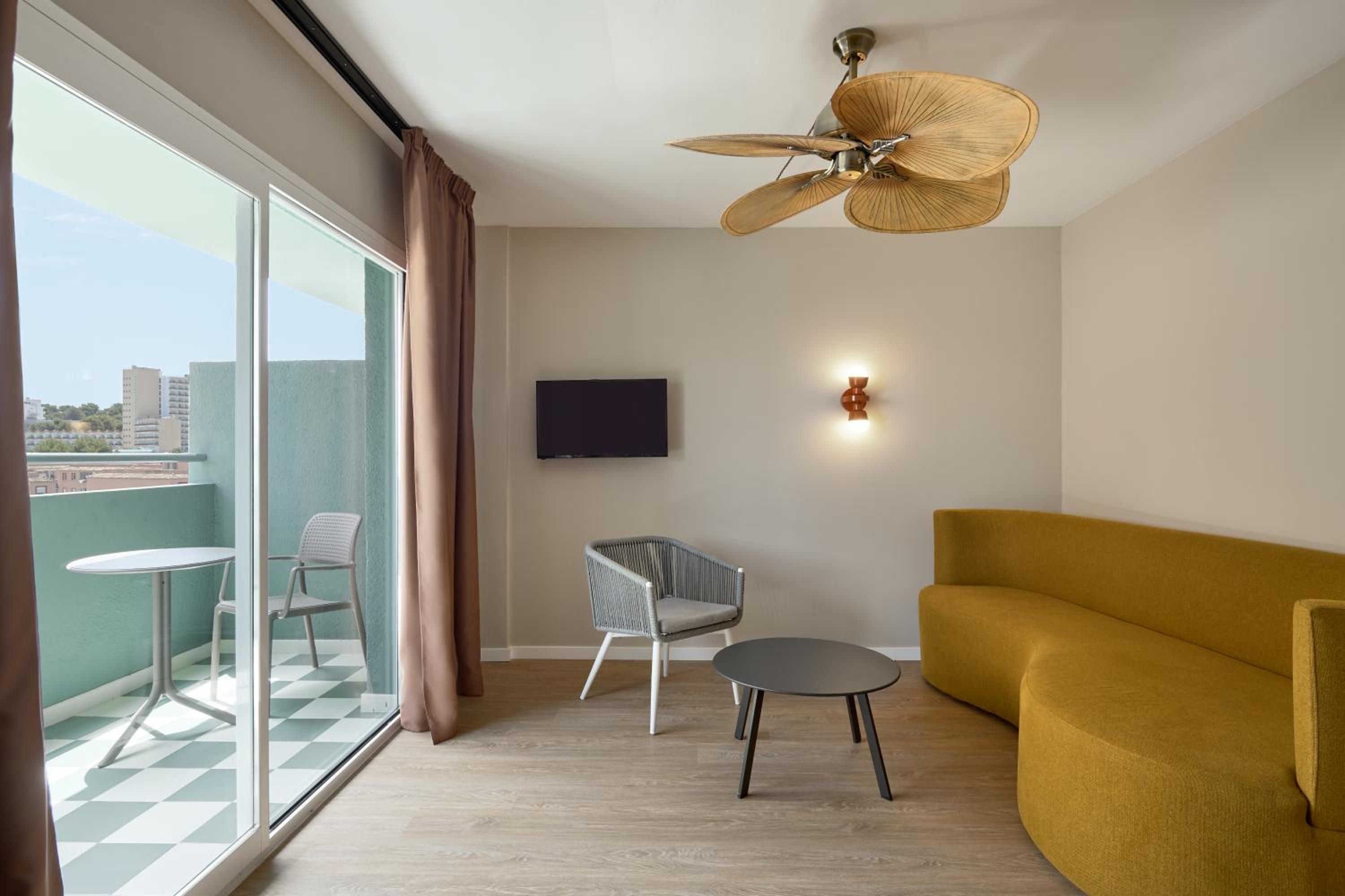 Suite with Unlimited Brunch (2 Adults)