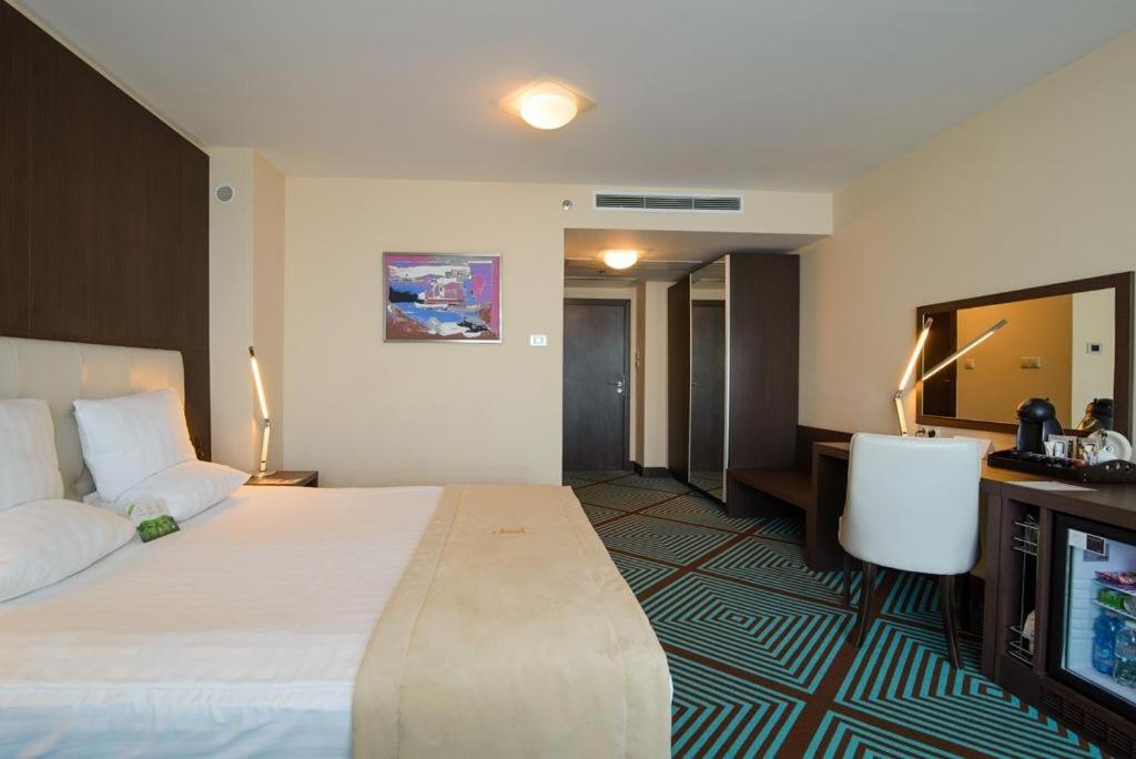 Executive Room with Balcony and Executive Lounge Access - Wellness package - Photo 2