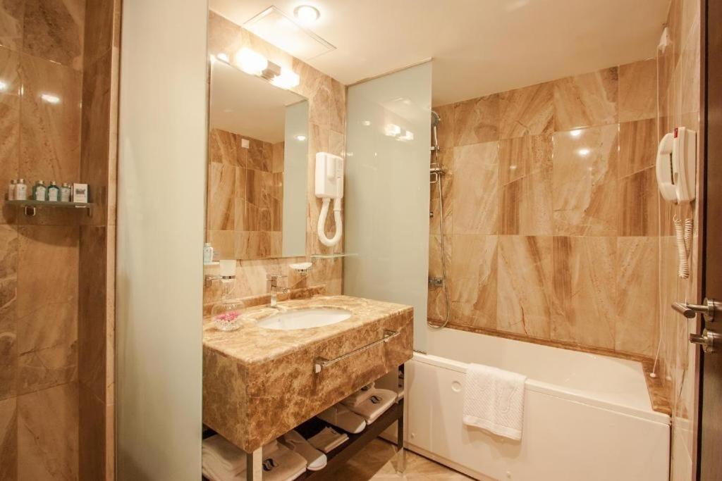 Superior Room with Sea View and Balcony - Wellness package - Photo 2