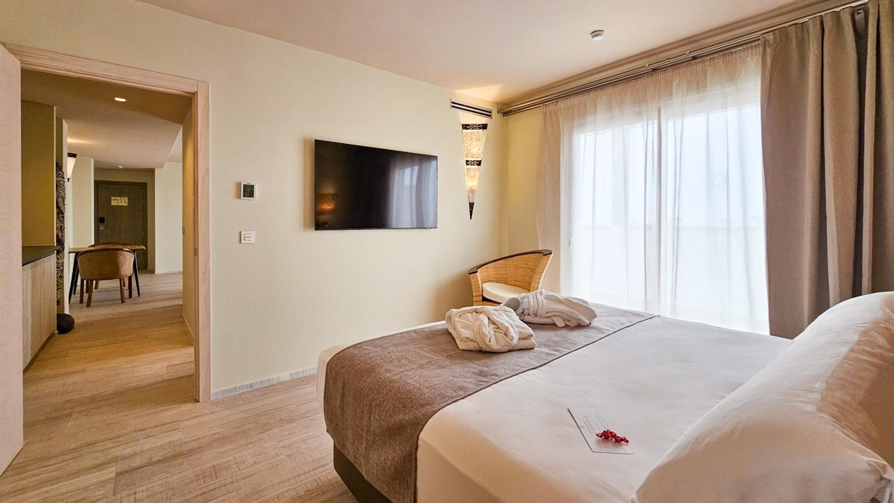 Deluxe Junior Suite photo 2