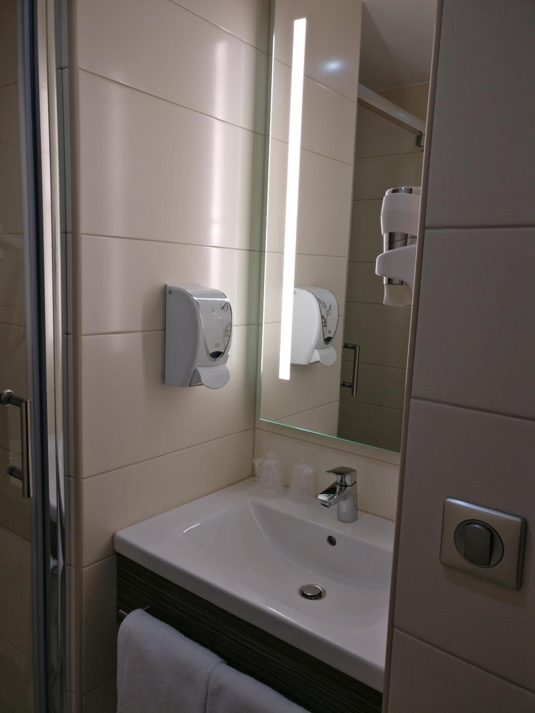 Quadruple Room (4 single beds) - Photo 6