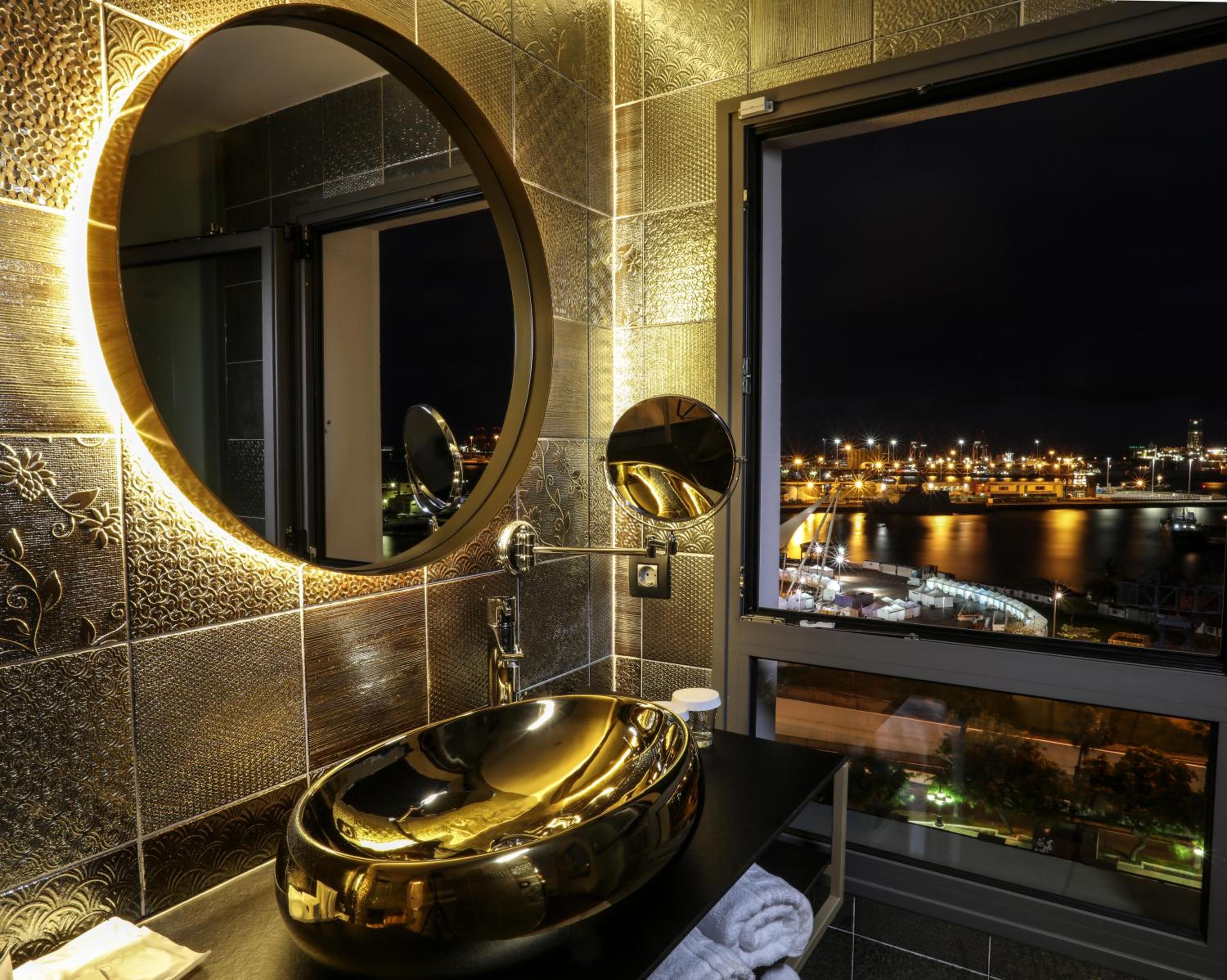 Deluxe Twin Room thumbnail 5
