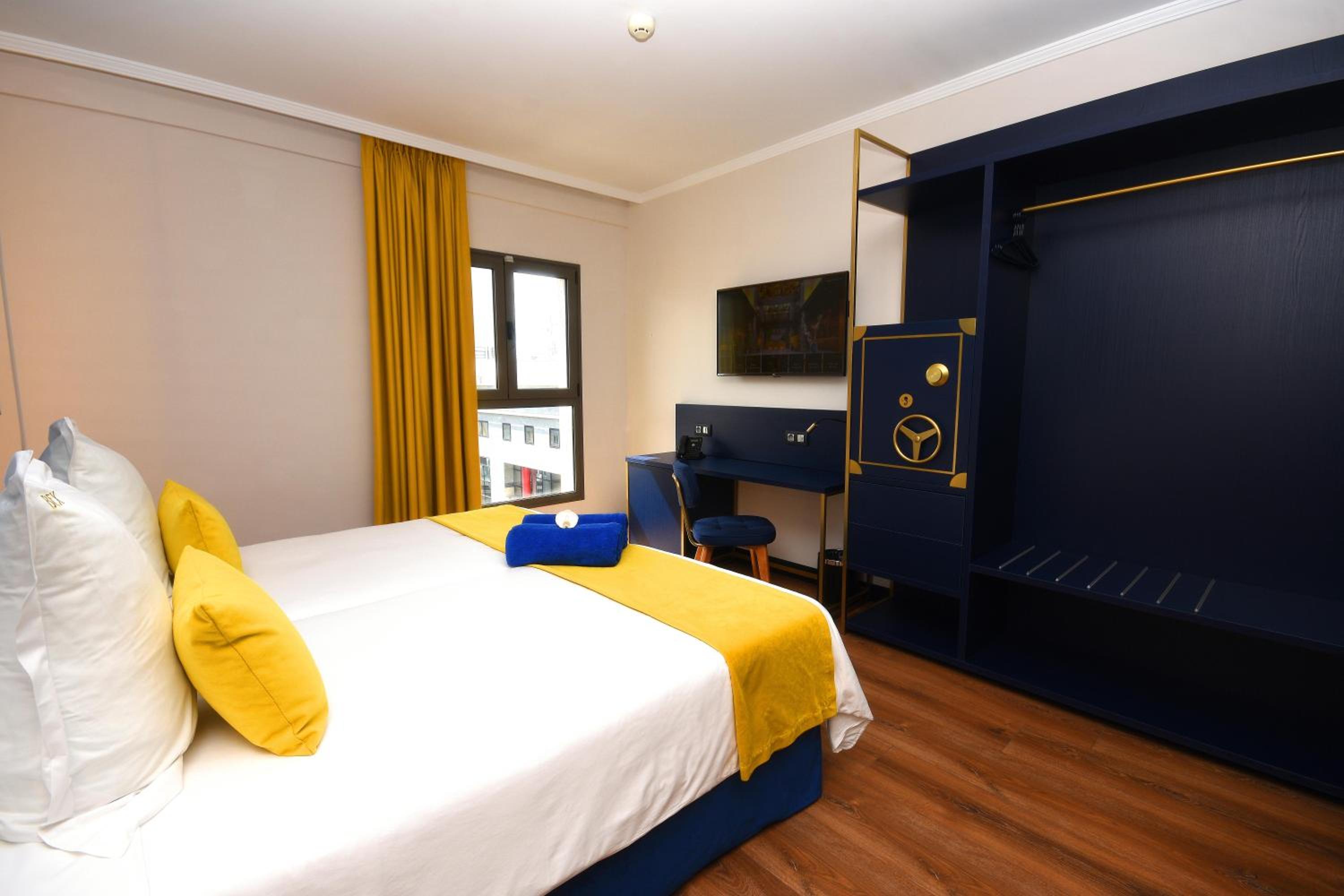 Deluxe Twin Room thumbnail 6