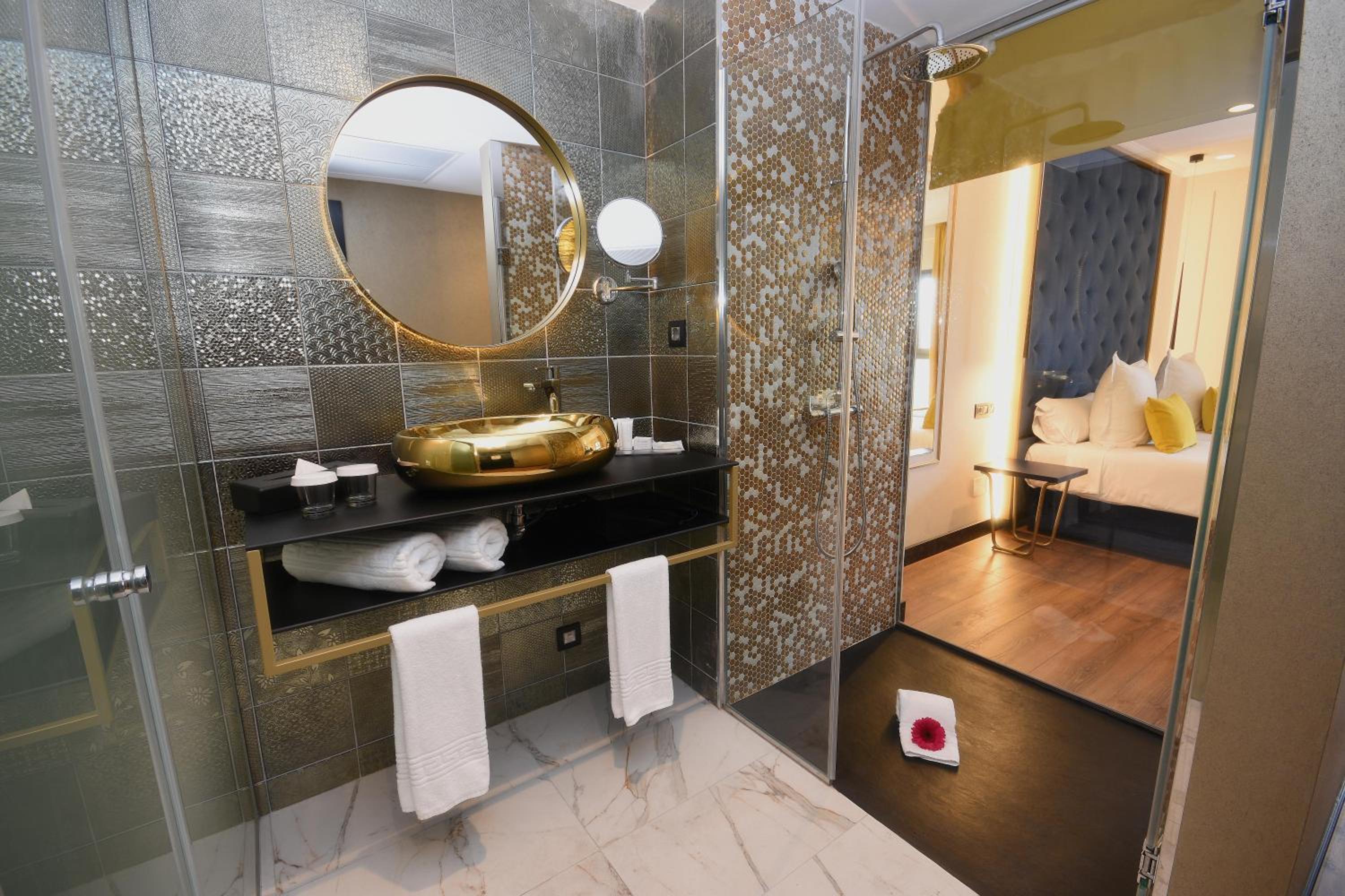 Deluxe Twin Room thumbnail 5