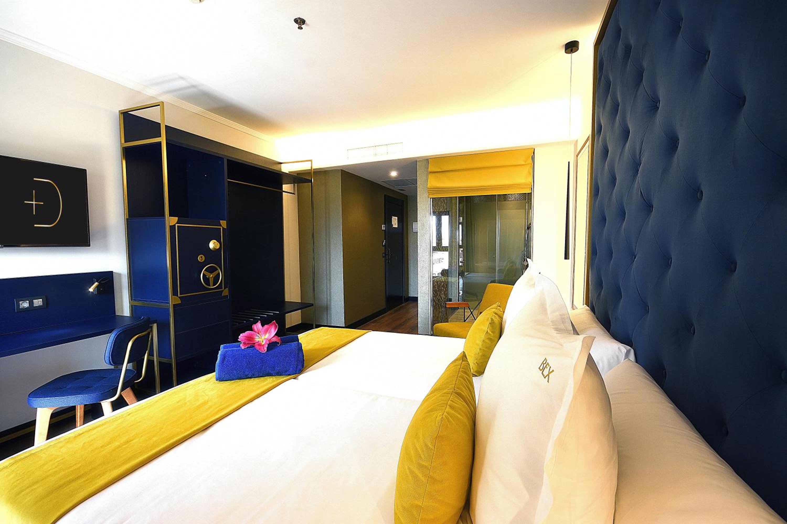 Deluxe Twin Room thumbnail 6