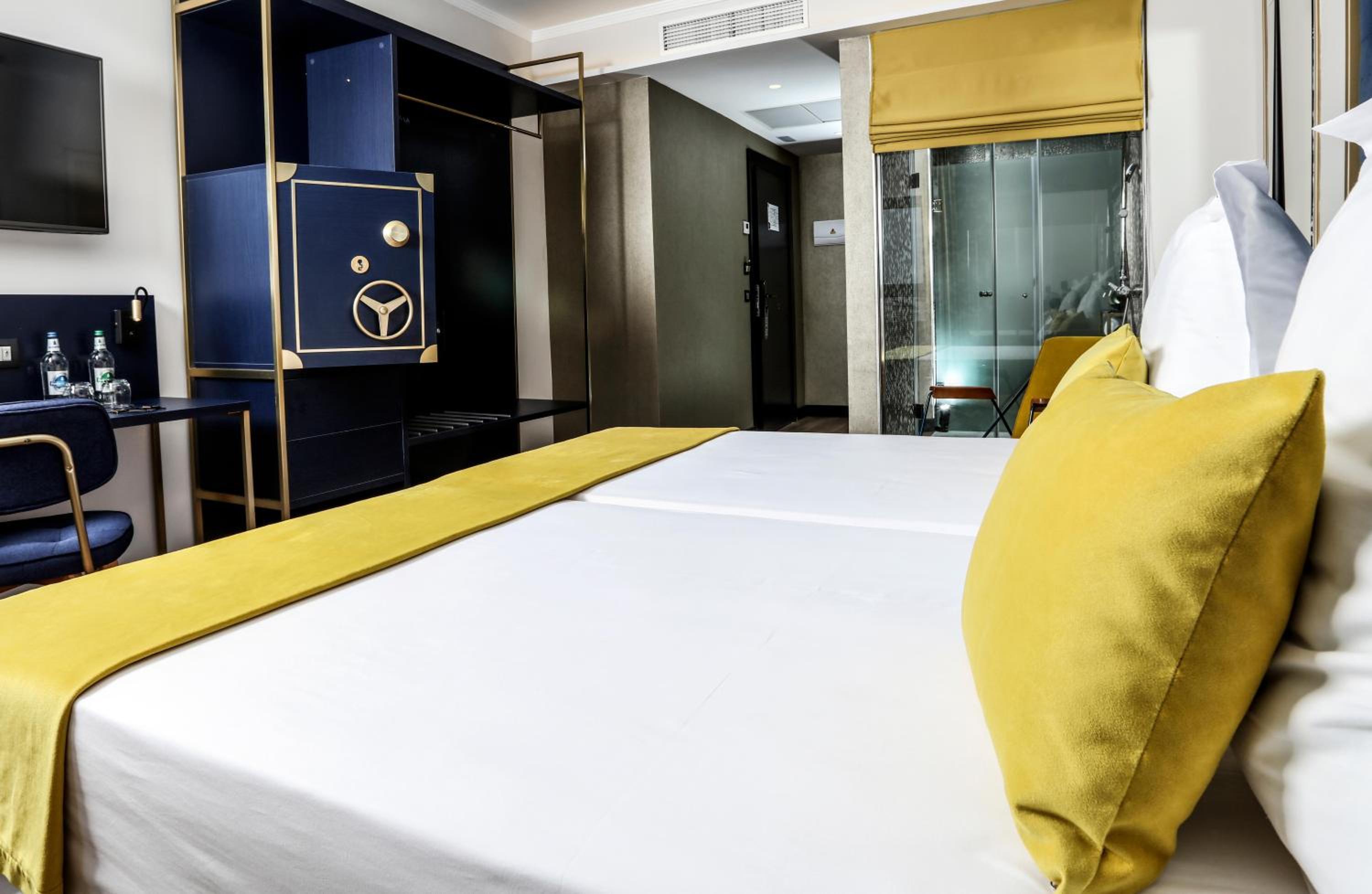 Deluxe Twin Room thumbnail 5