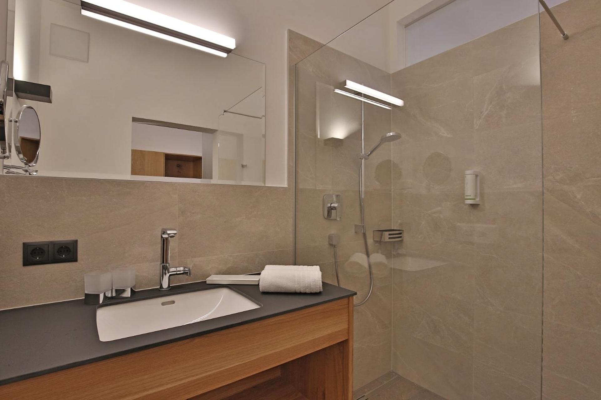 Deluxe Double Room with Balcony photo 3