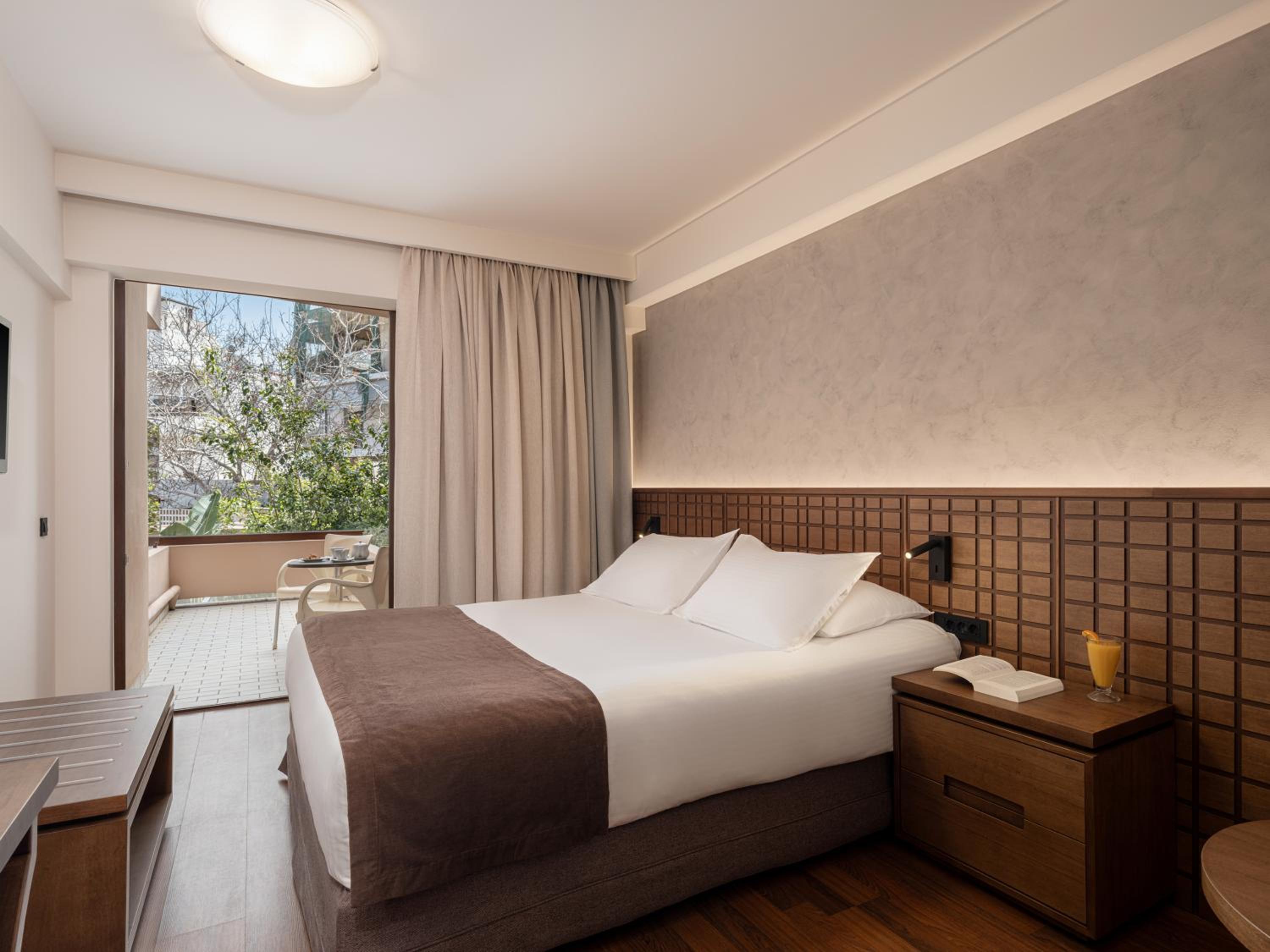 Superior Room with Balcony - Photo 17