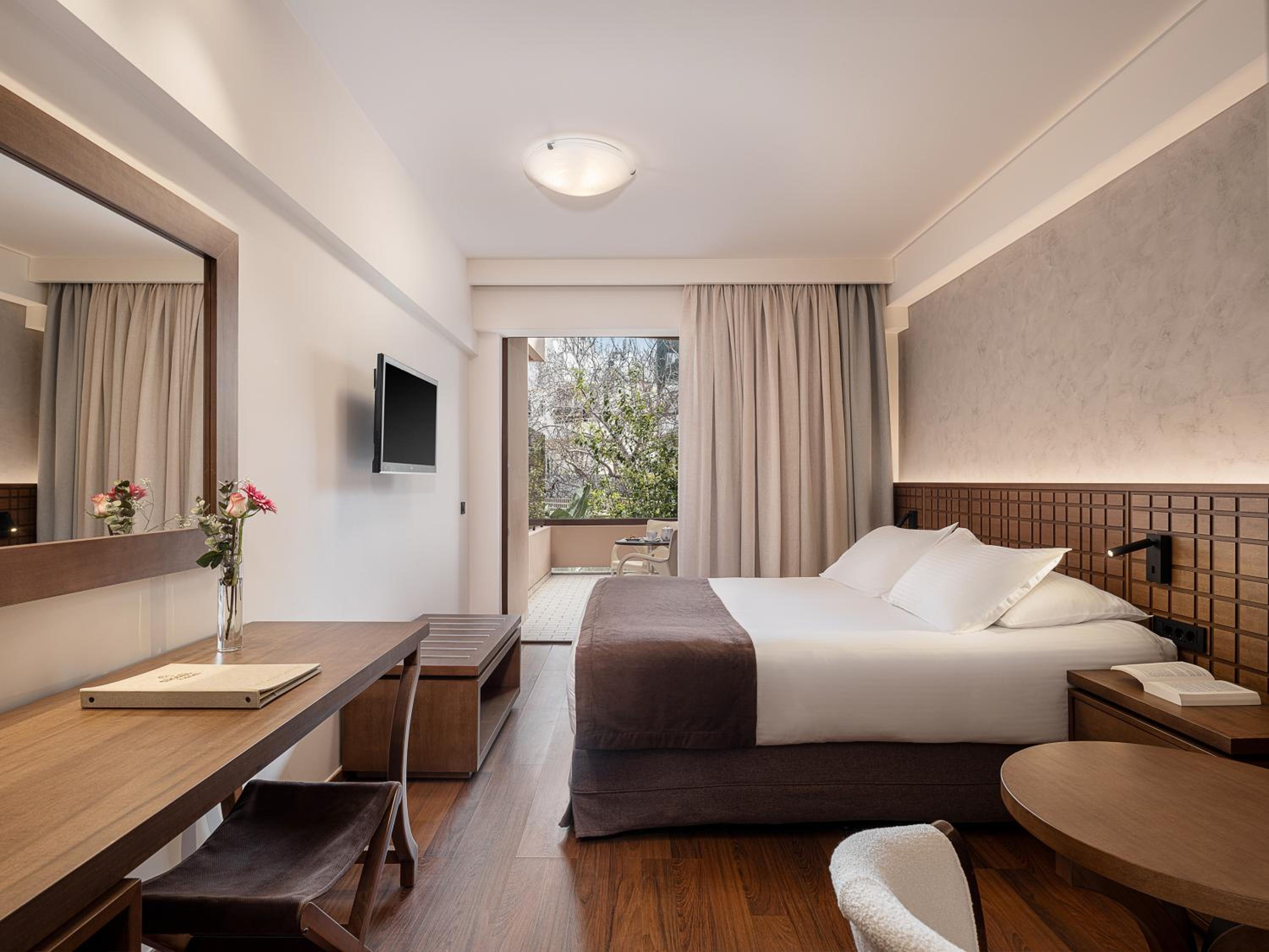 Superior Room with Balcony - Photo 16