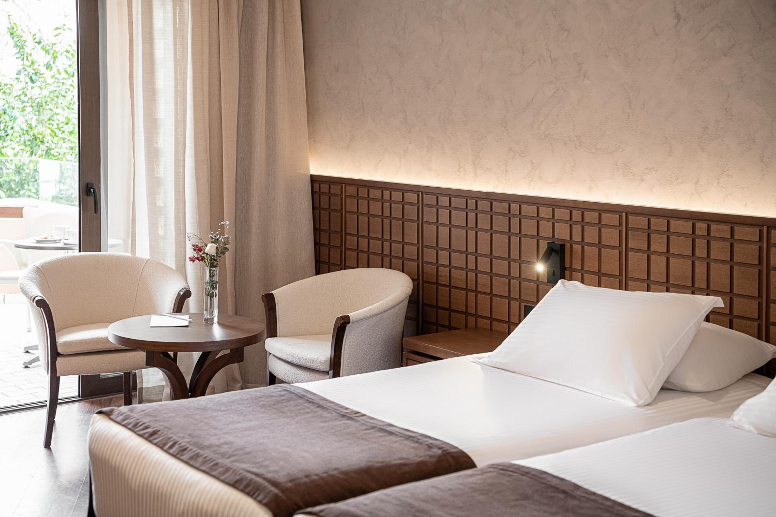 Superior Room with Balcony - Photo 15