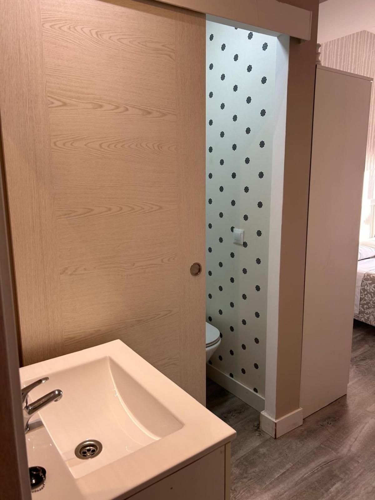 Deluxe Double Room with Shower photo 3