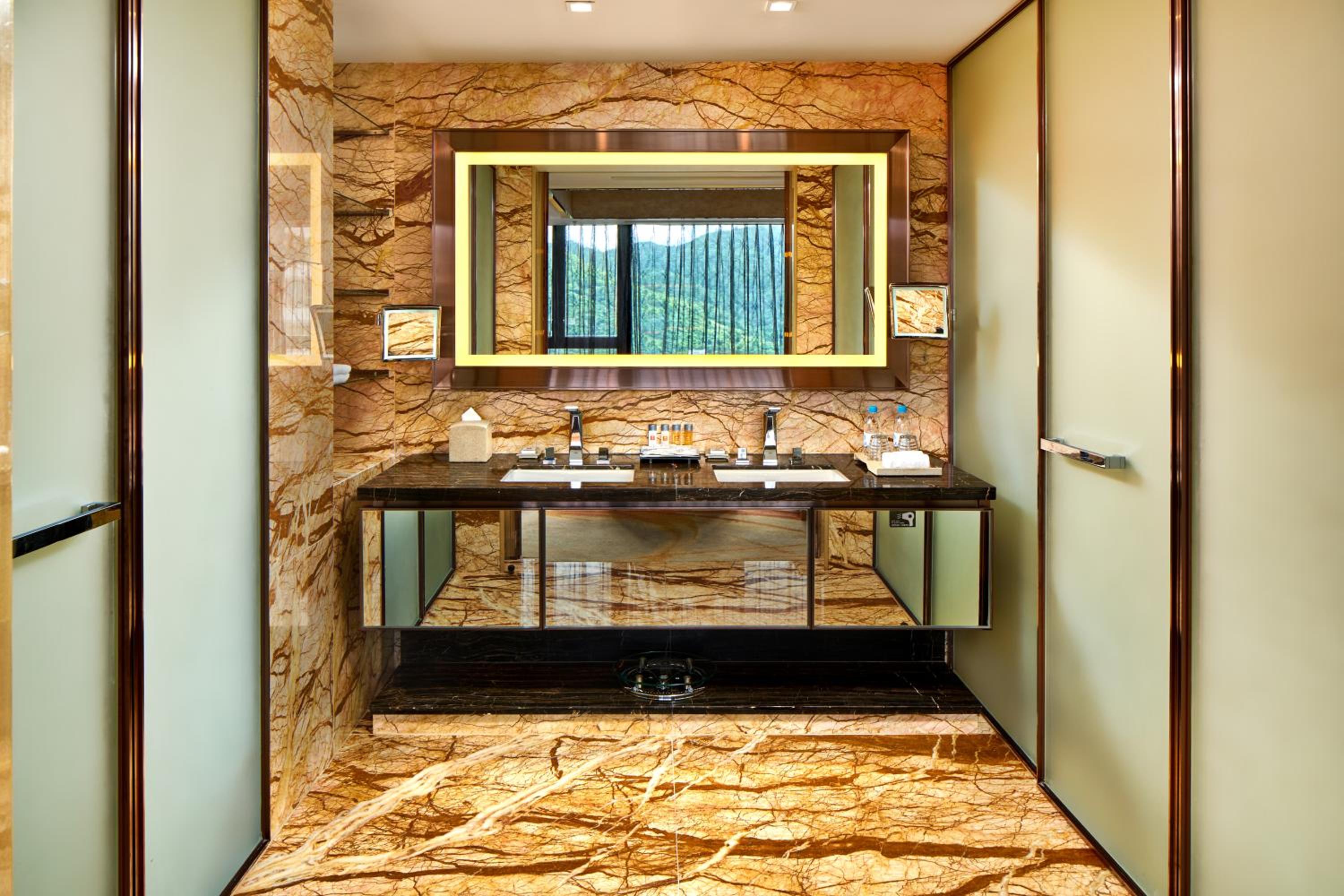One-Bedroom Suite with Mountain View