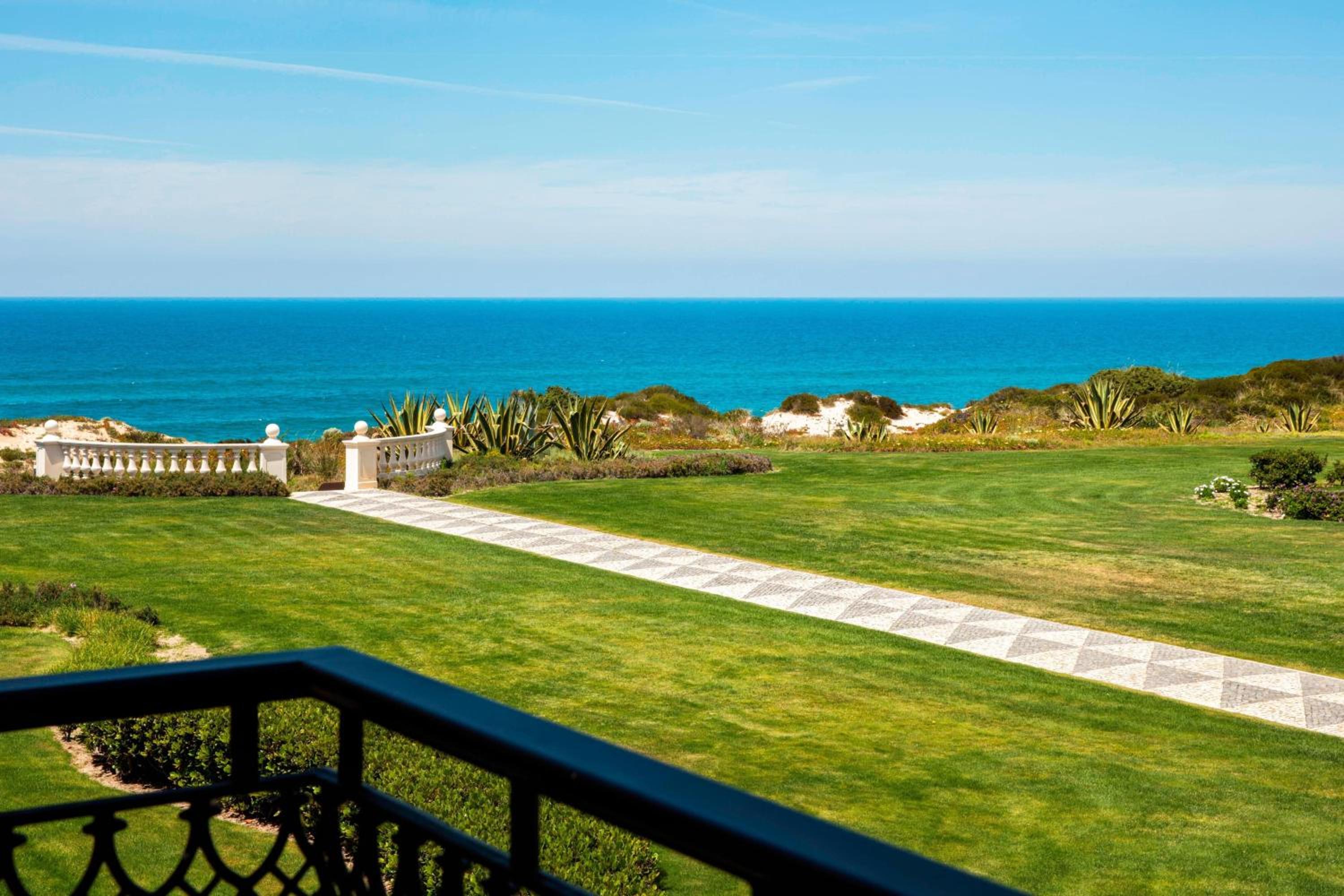 Double Room with 2 Double Beds and Oceanside View - Photo 2