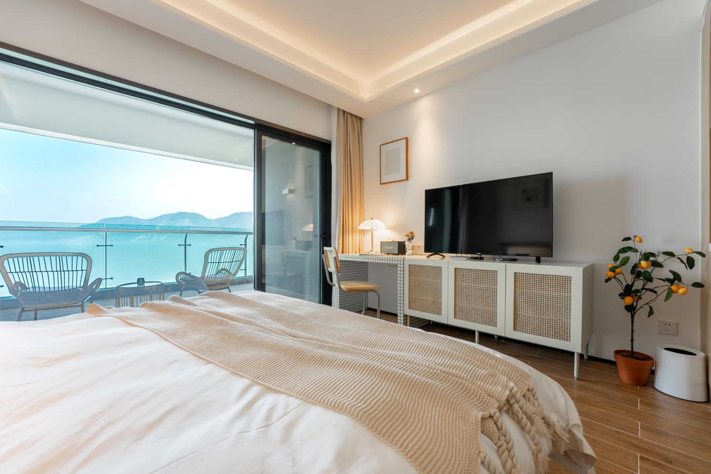 270 Degree Lake View King Room photo 3