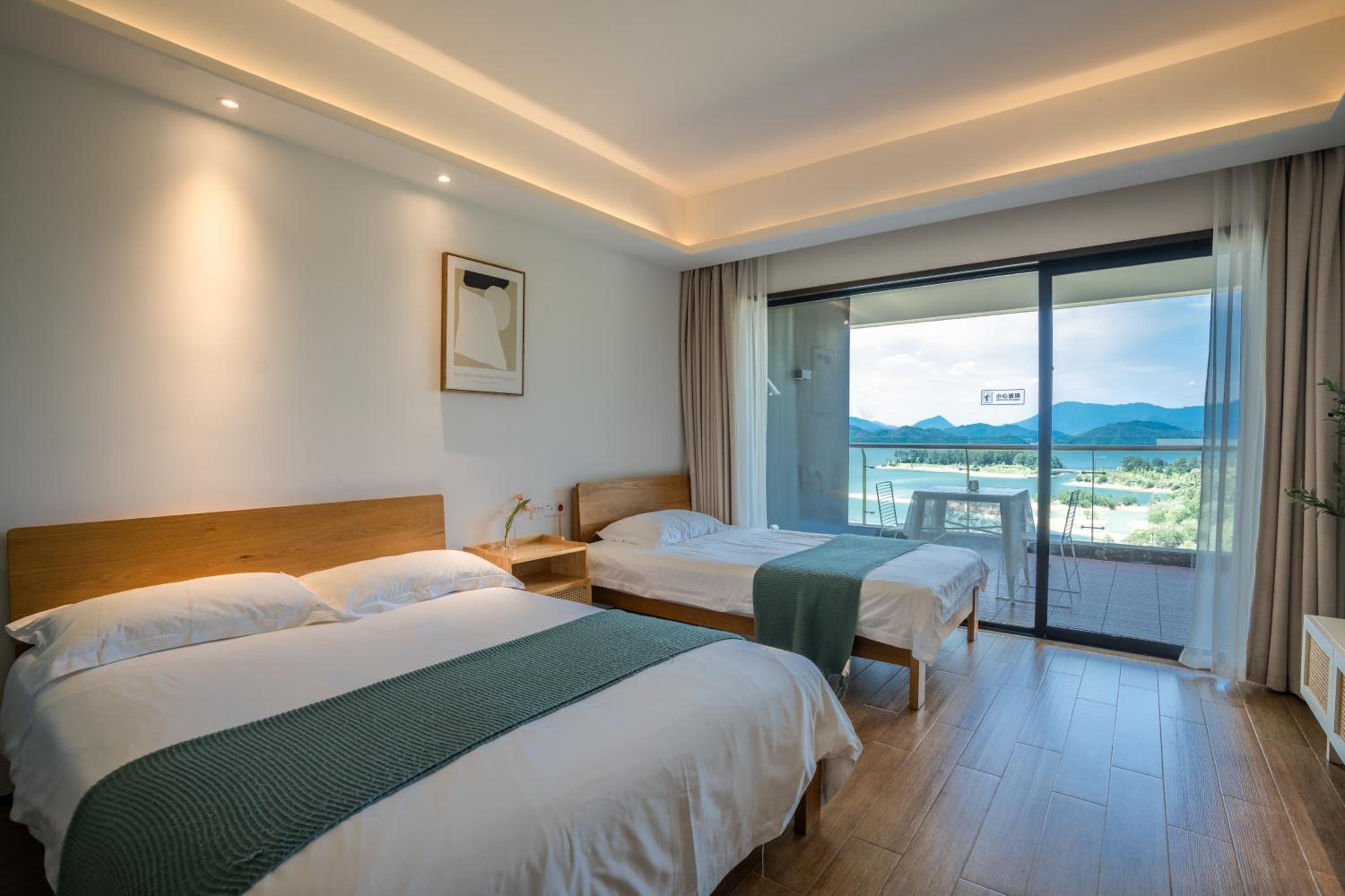 Lake View Twin Room photo 3