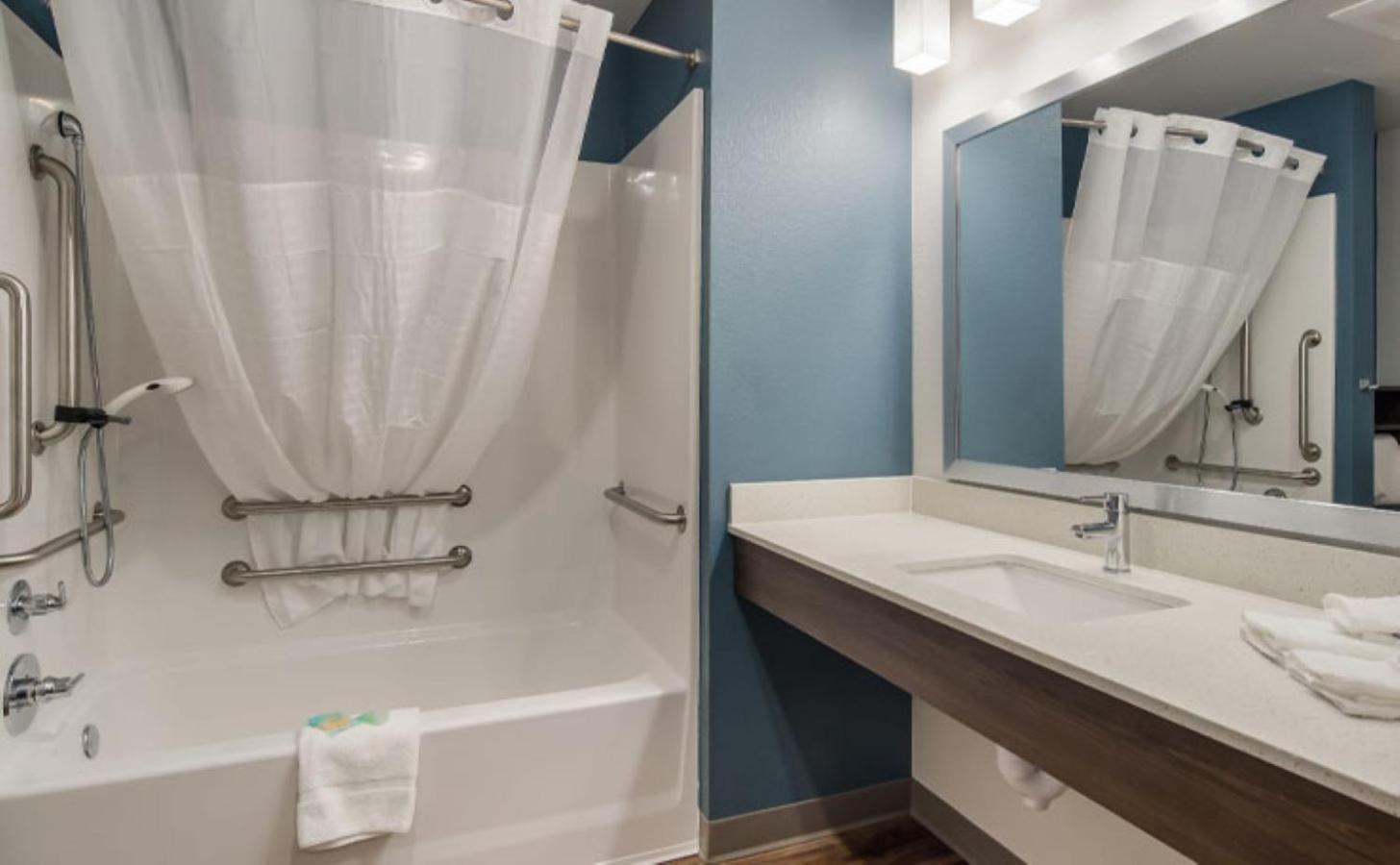 Queen Suite with Two Queen Beds and Tub - Disability Access/Non Smoking photo 3