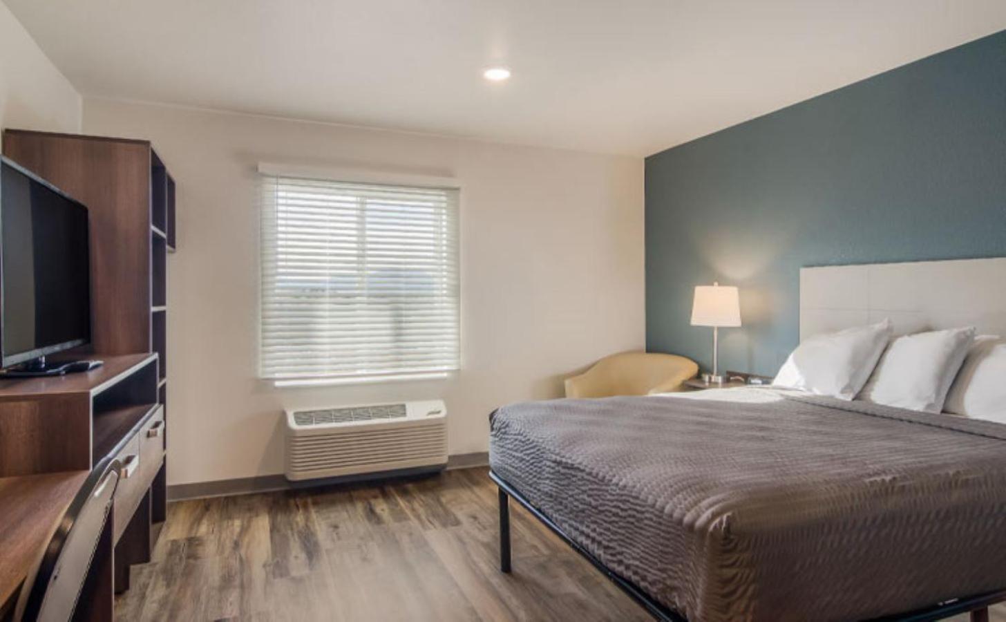 Queen Suite with Tub - Disability Access/Non Smoking photo 1