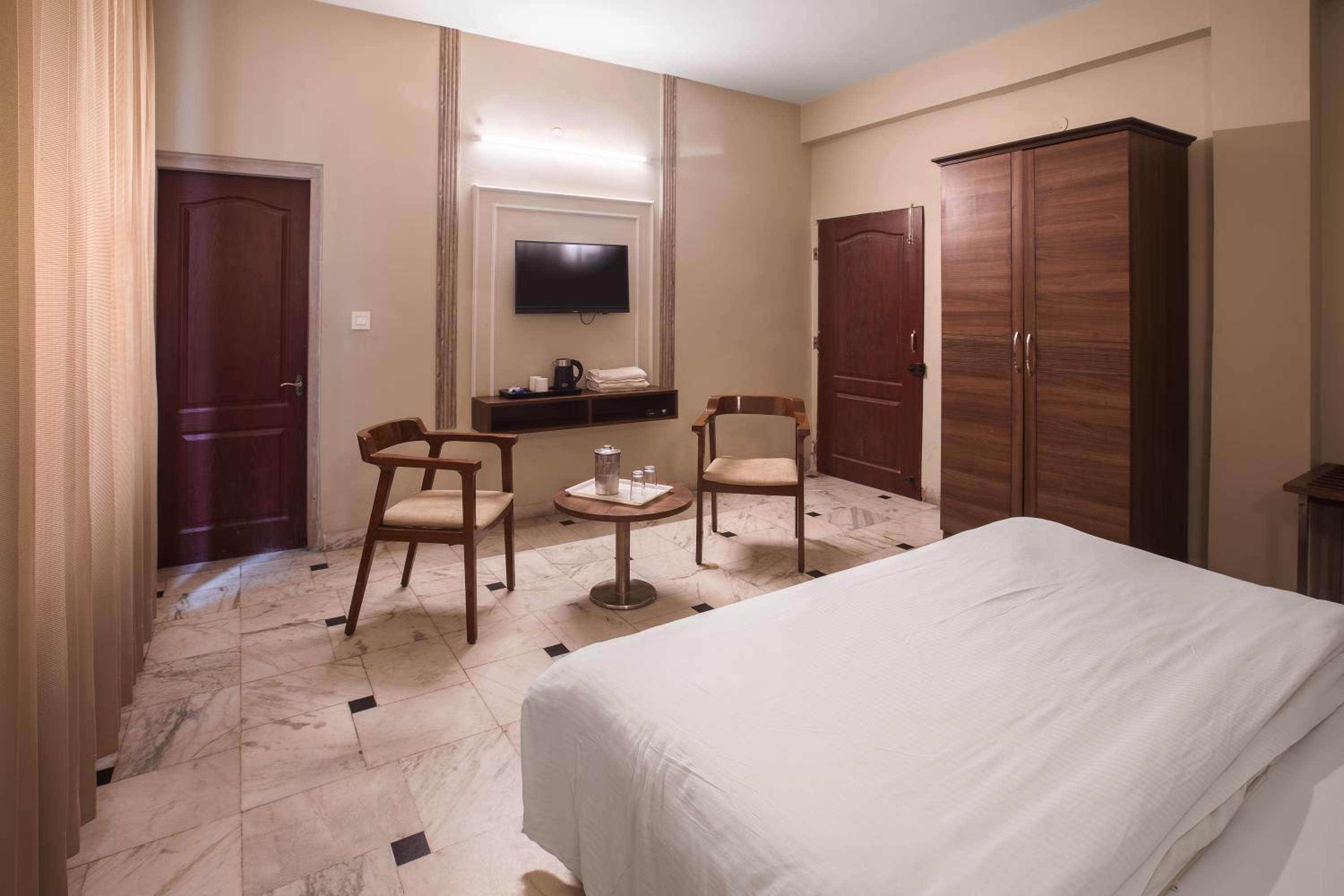 Double Room - Photo 5