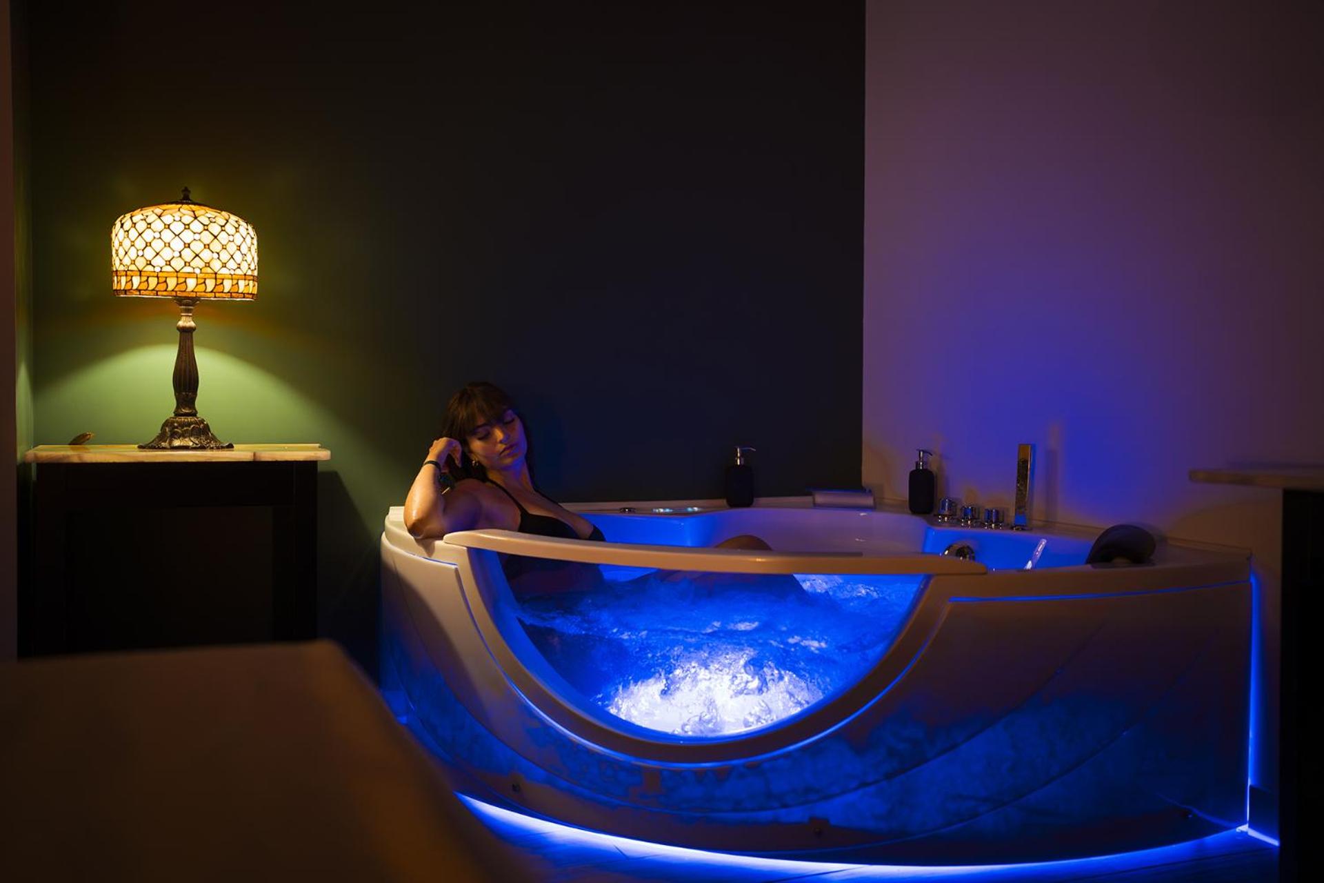 Double Room with Spa Bath - Photo 2