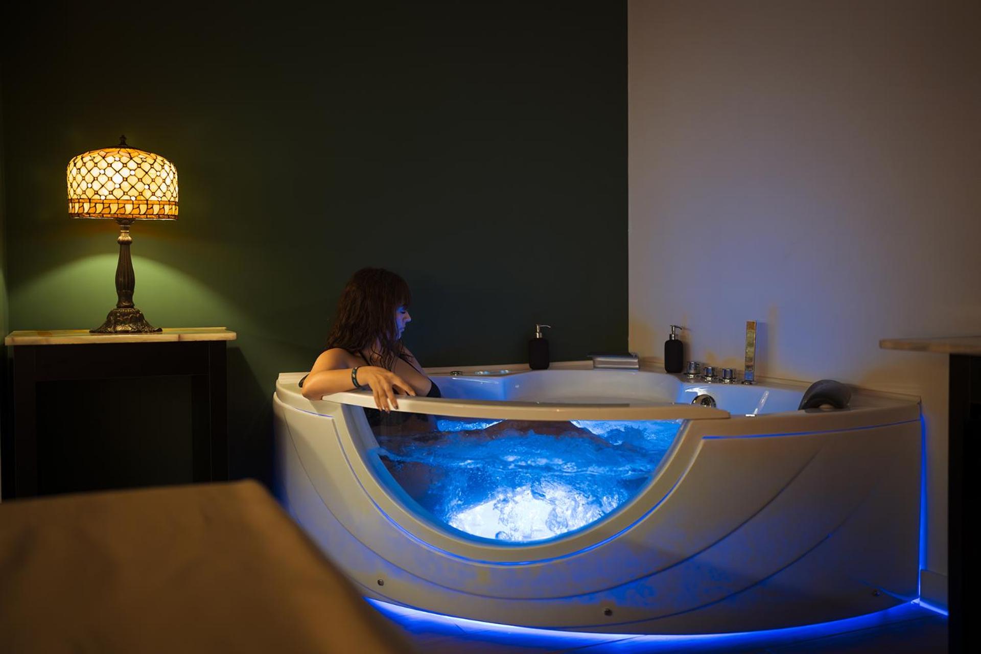 Double Room with Spa Bath - Photo 3