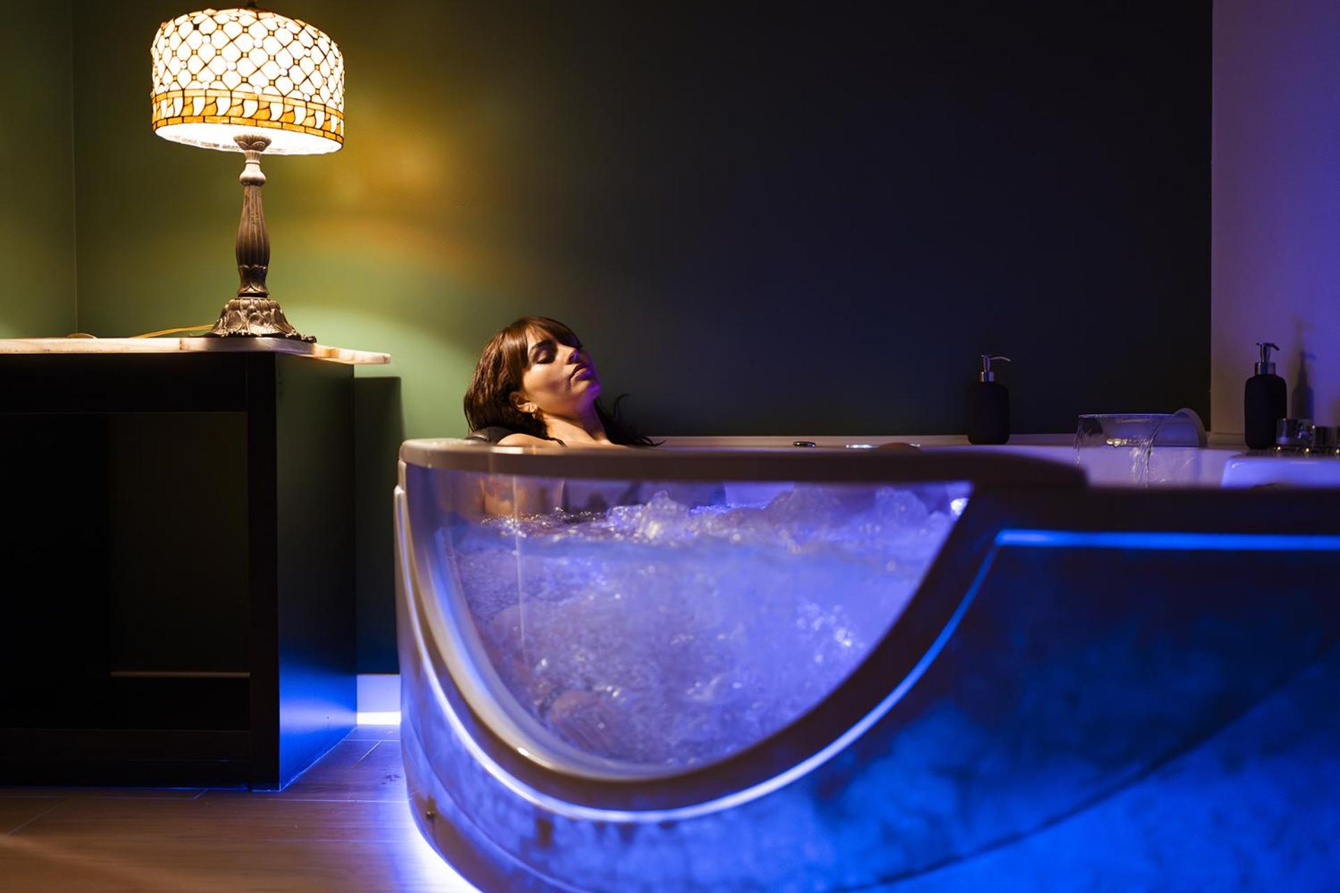 Double Room with Spa Bath - Photo 10