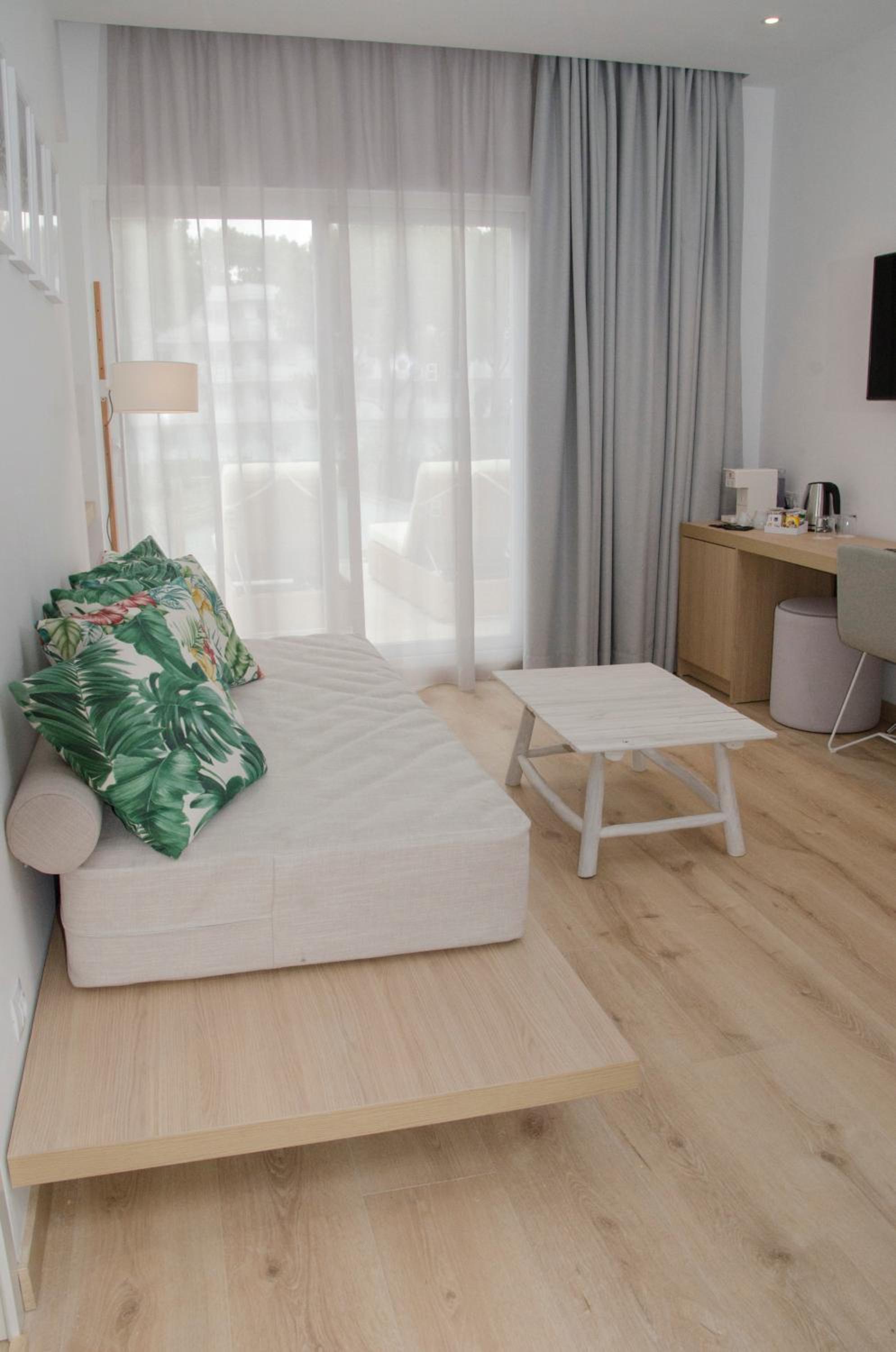 Suite Junior con vista a la piscina