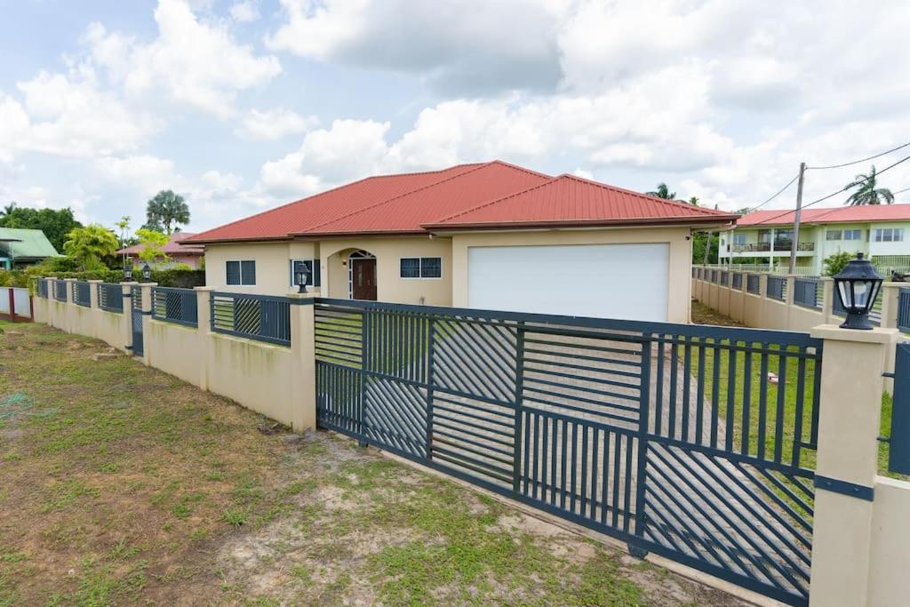Four-Bedroom House photo 2