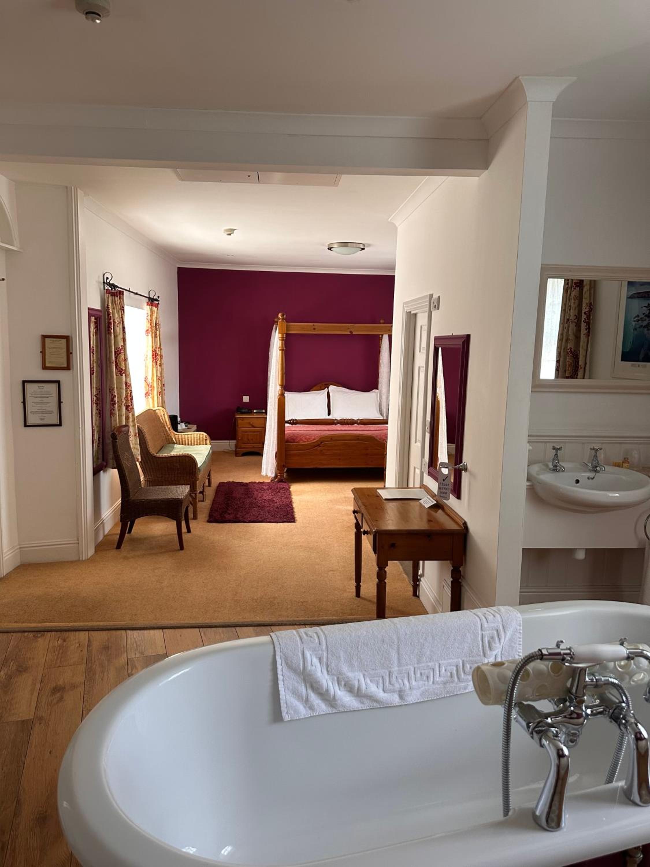 Four Poster Bed Suite - Photo 3