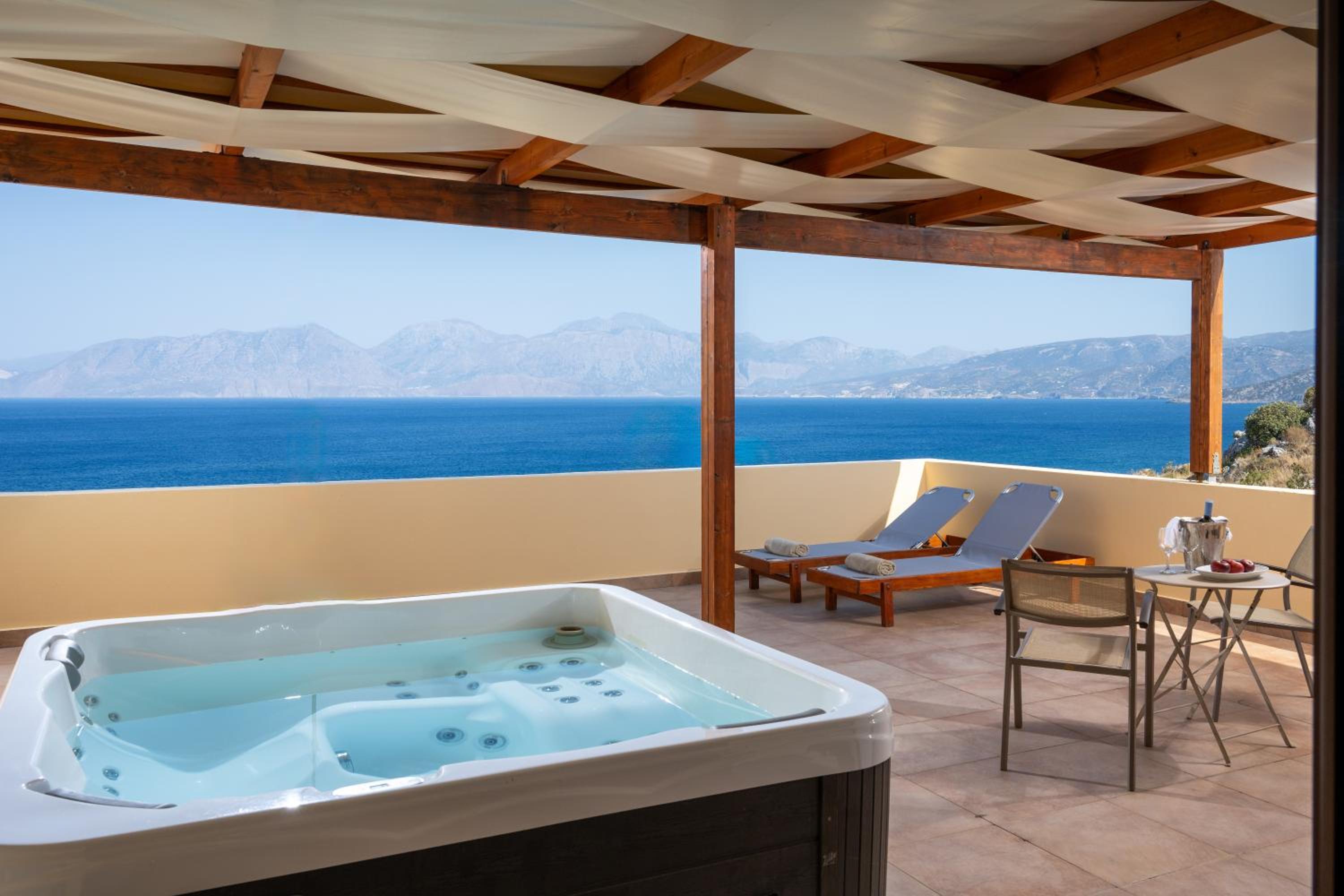 Suite with Sea View & Outdoor Jacuzzi thumbnail 6