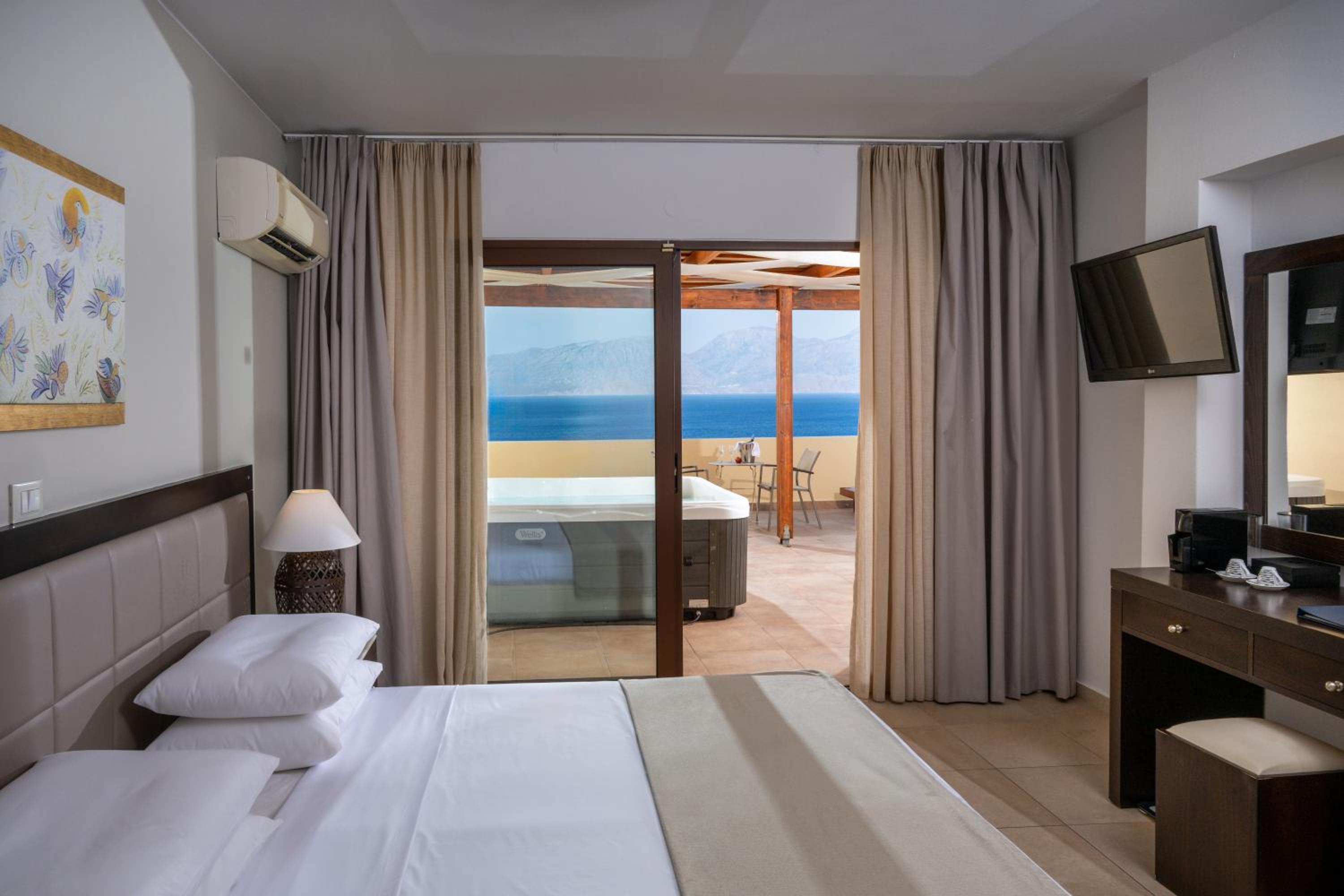 Suite with Sea View & Outdoor Jacuzzi thumbnail 5