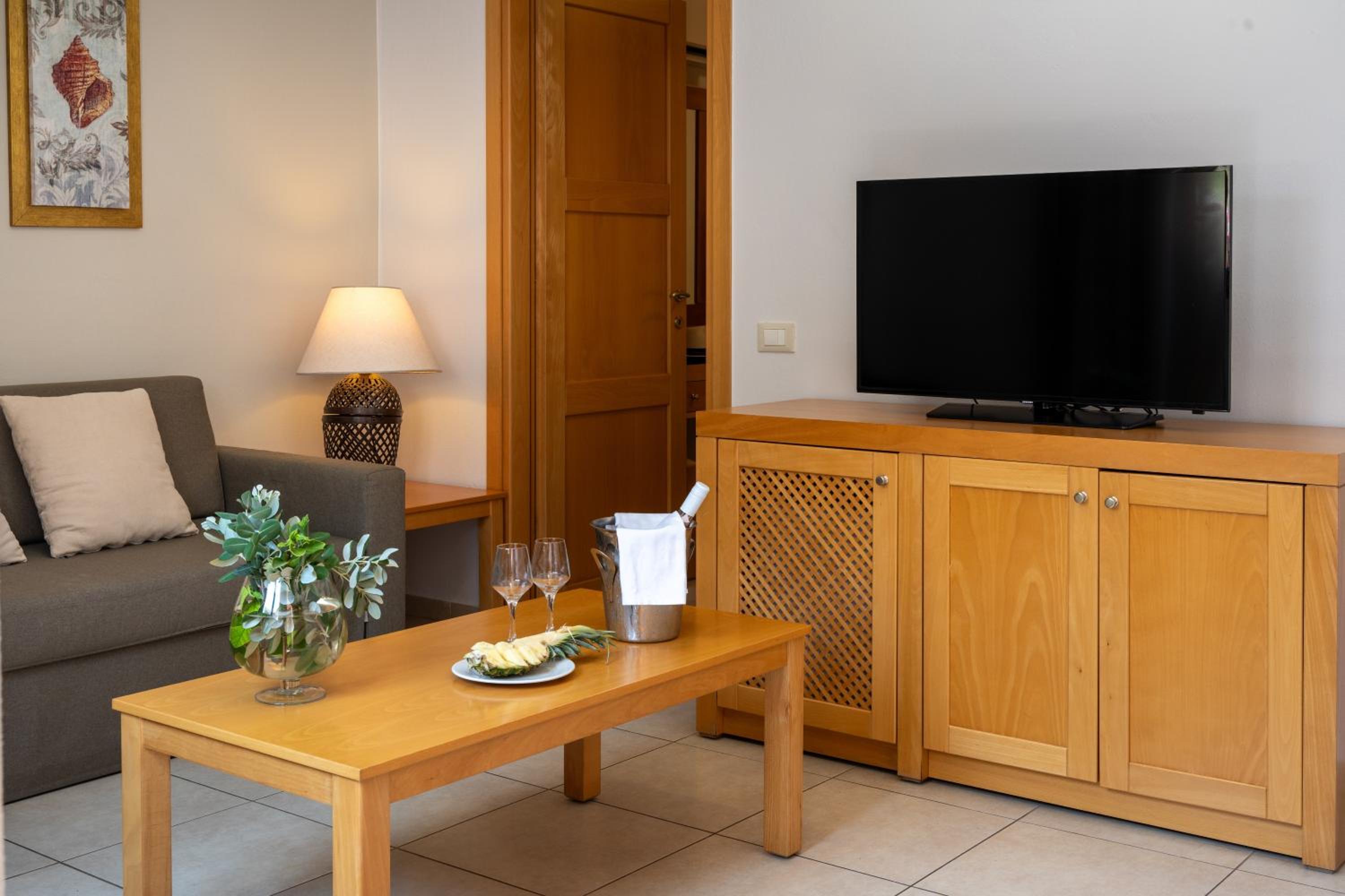Suite Two Bedroom with Sea View & Private Pool - Photo 10