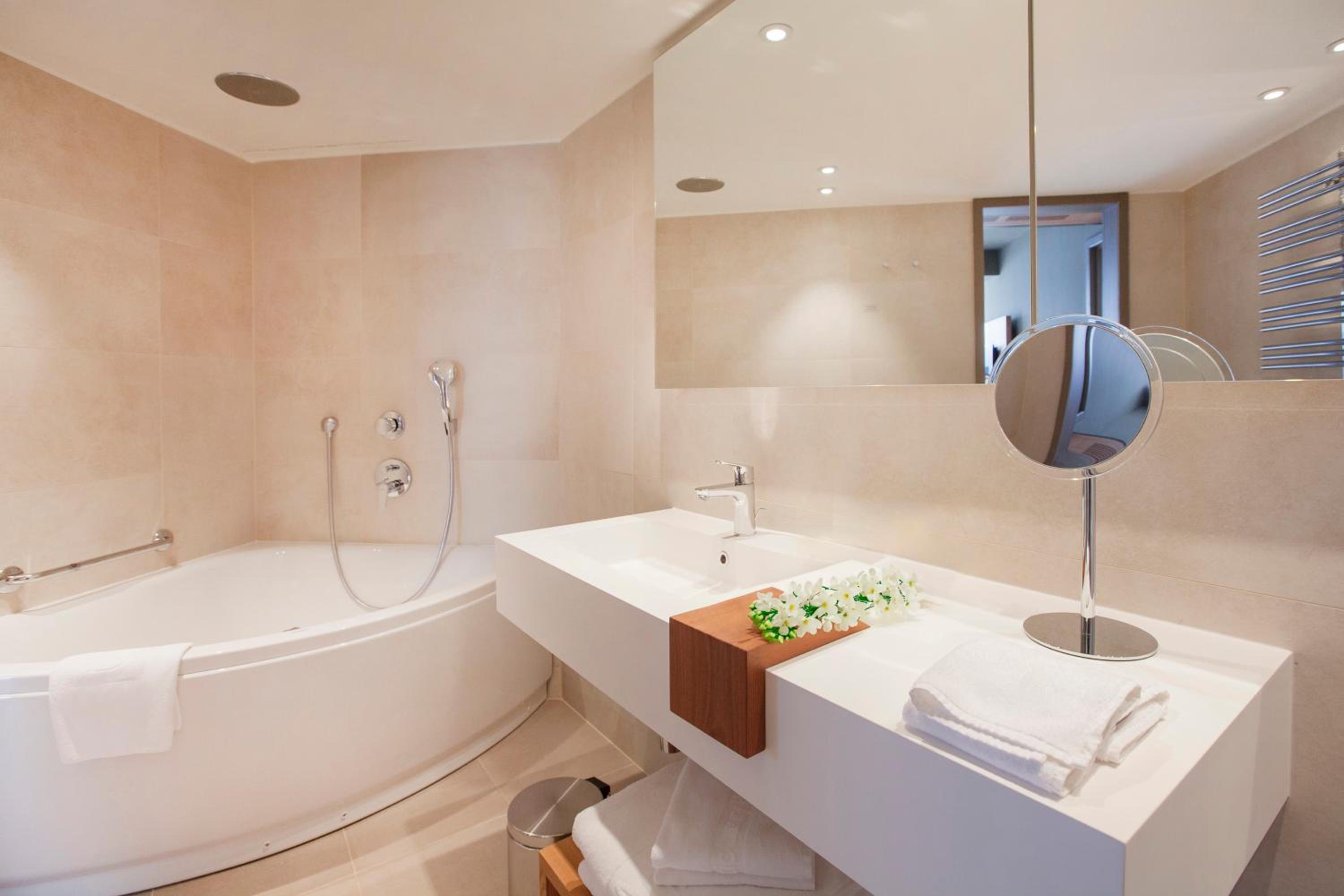 Deluxe Suite with Sea View thumbnail 5