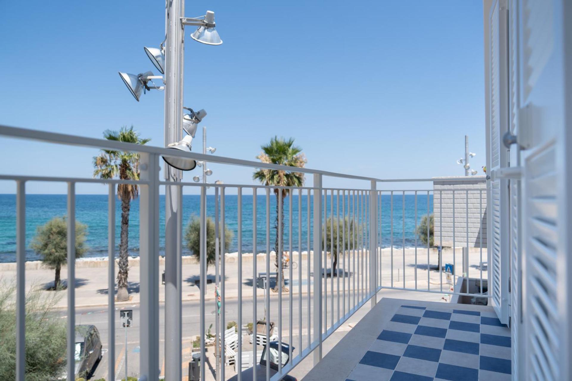 Deluxe Double Room with Balcony and Sea View photo 3