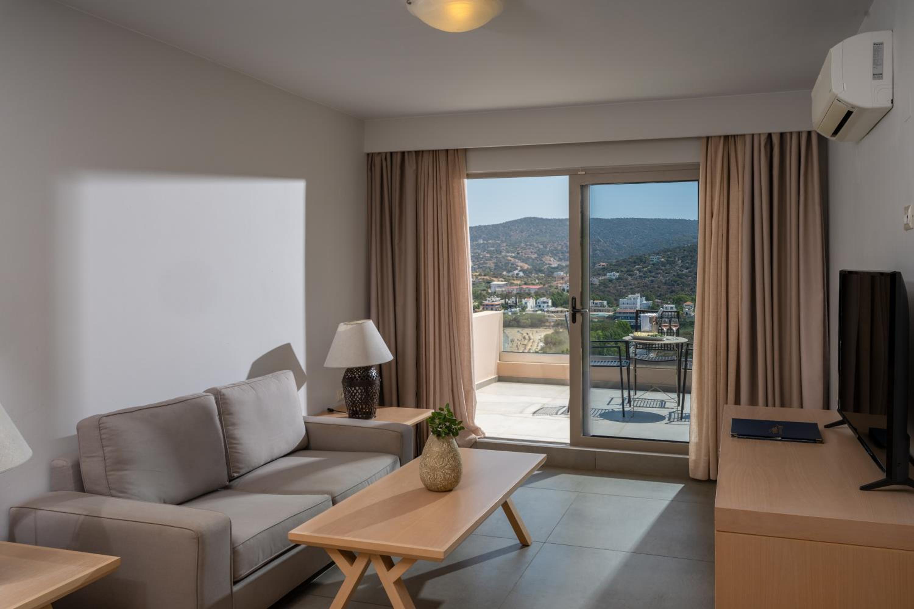 Suite with Side Sea View & Outdoor Jacuzzi