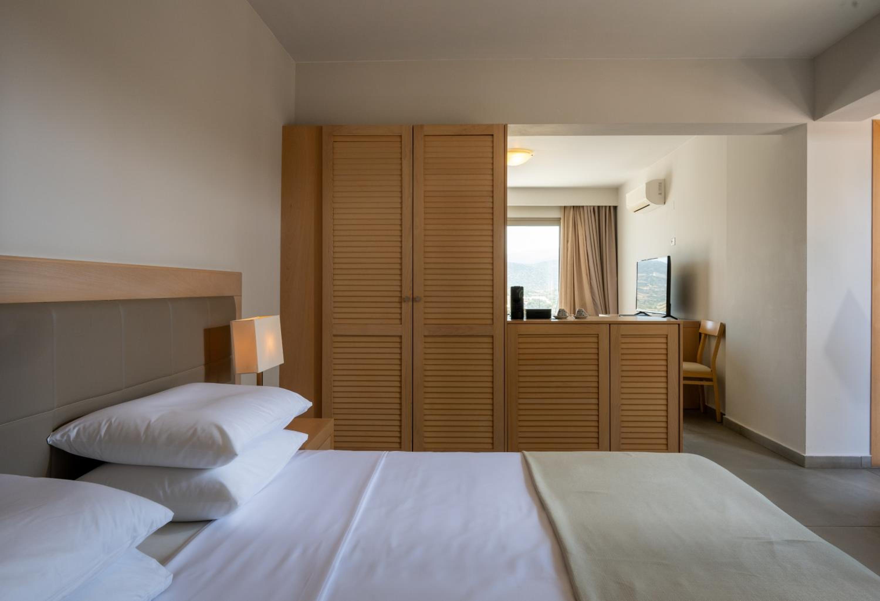 Suite with Side Sea View & Outdoor Jacuzzi thumbnail 5