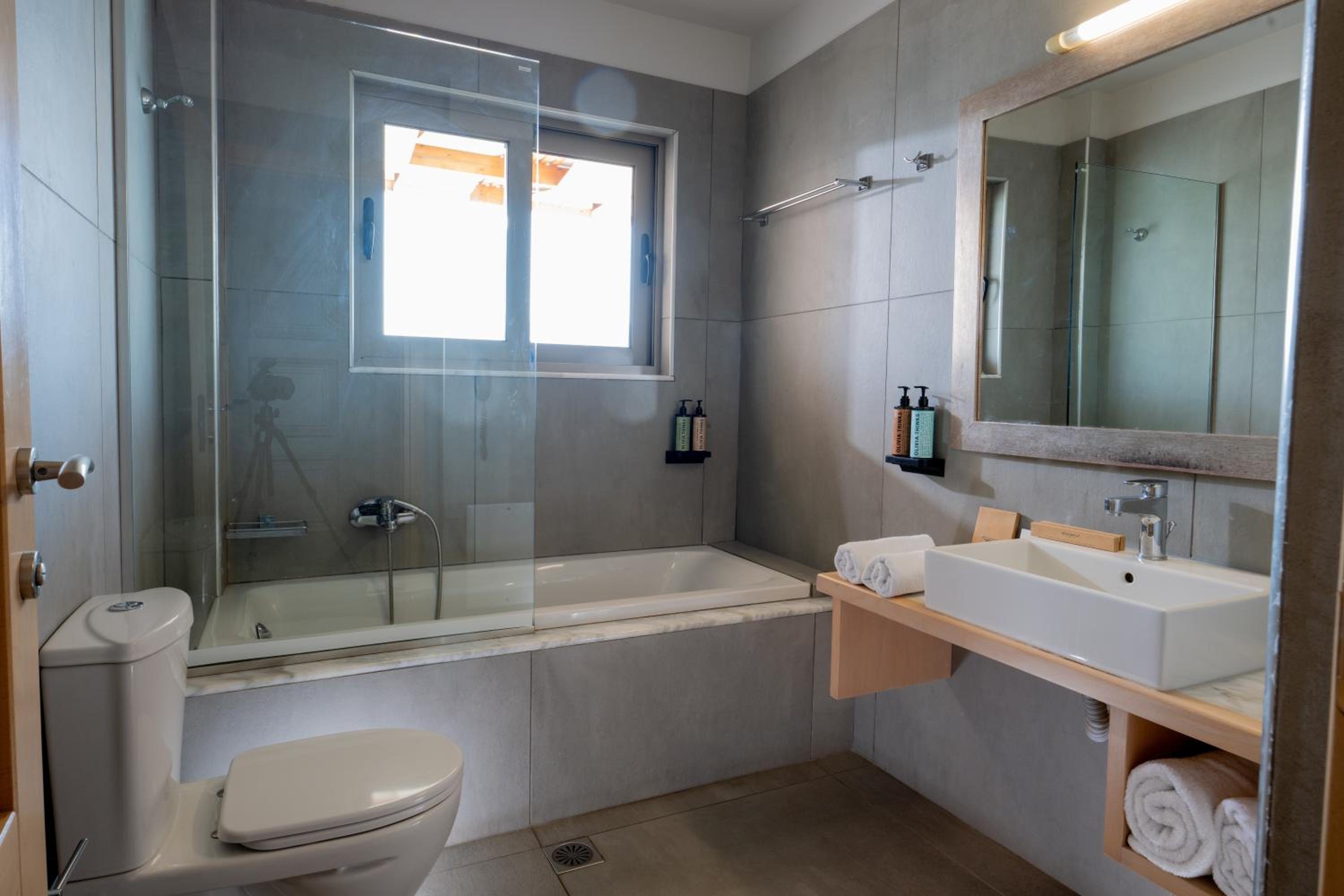 Suite with Side Sea View & Outdoor Jacuzzi