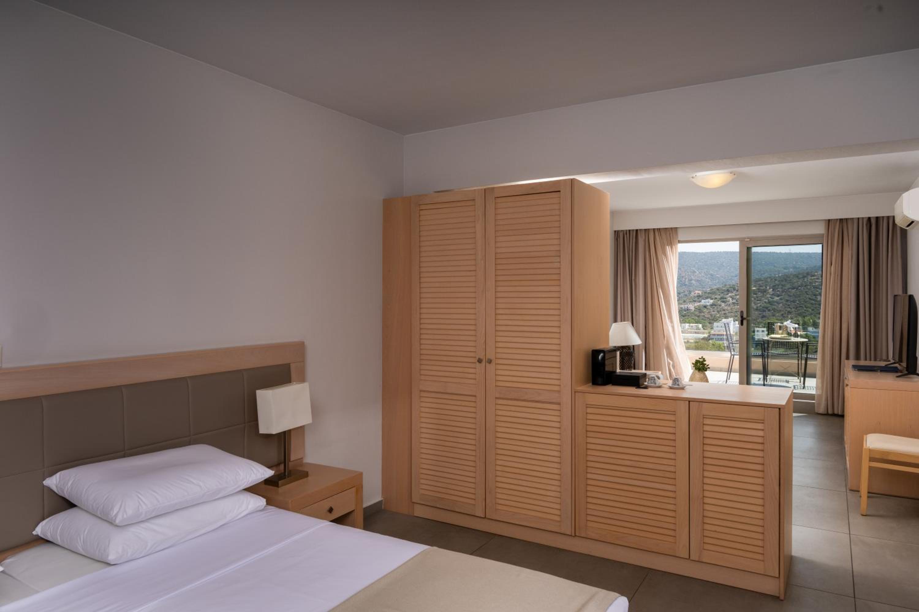 Suite with Side Sea View & Outdoor Jacuzzi