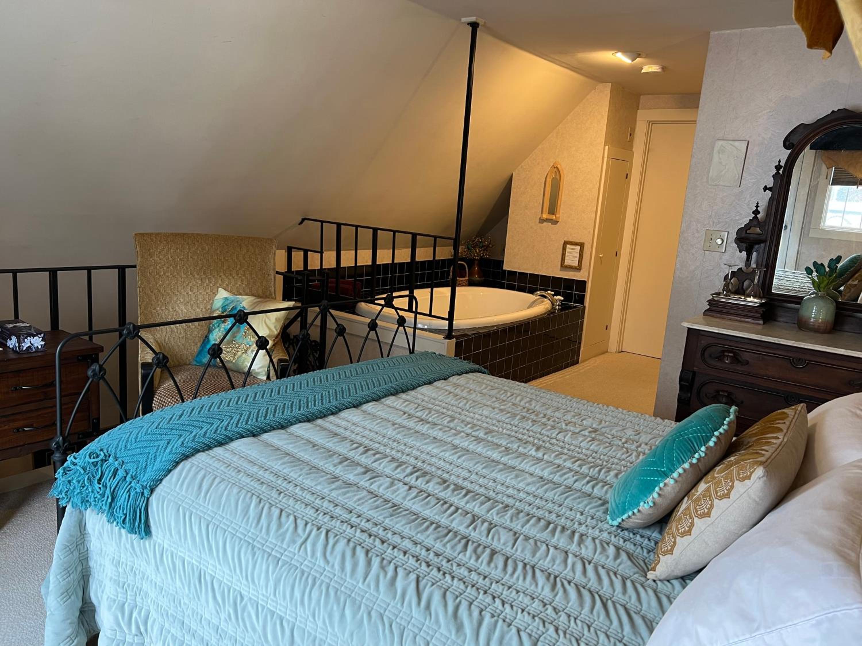 Deluxe Double Room with Bath photo 3