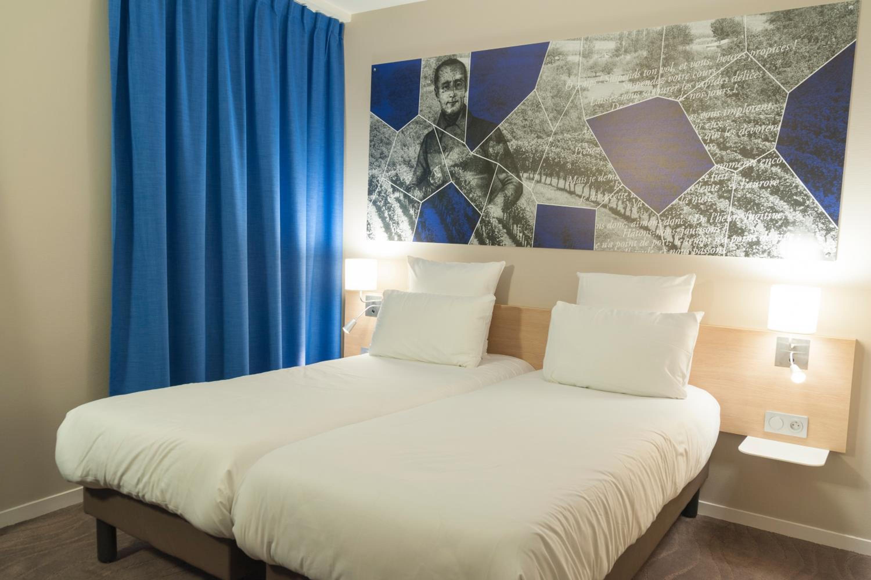Standard Room with Two Beds - Photo 1