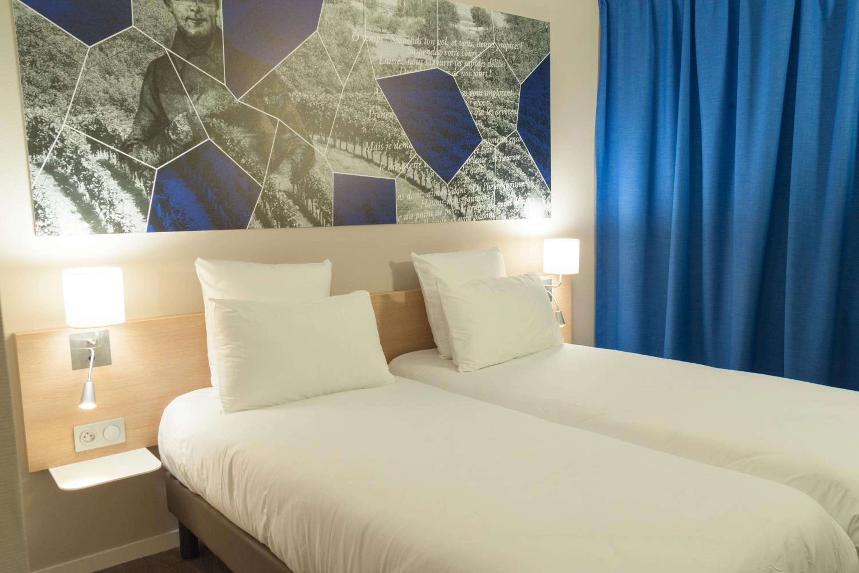 Standard Room with Two Beds - Photo 4
