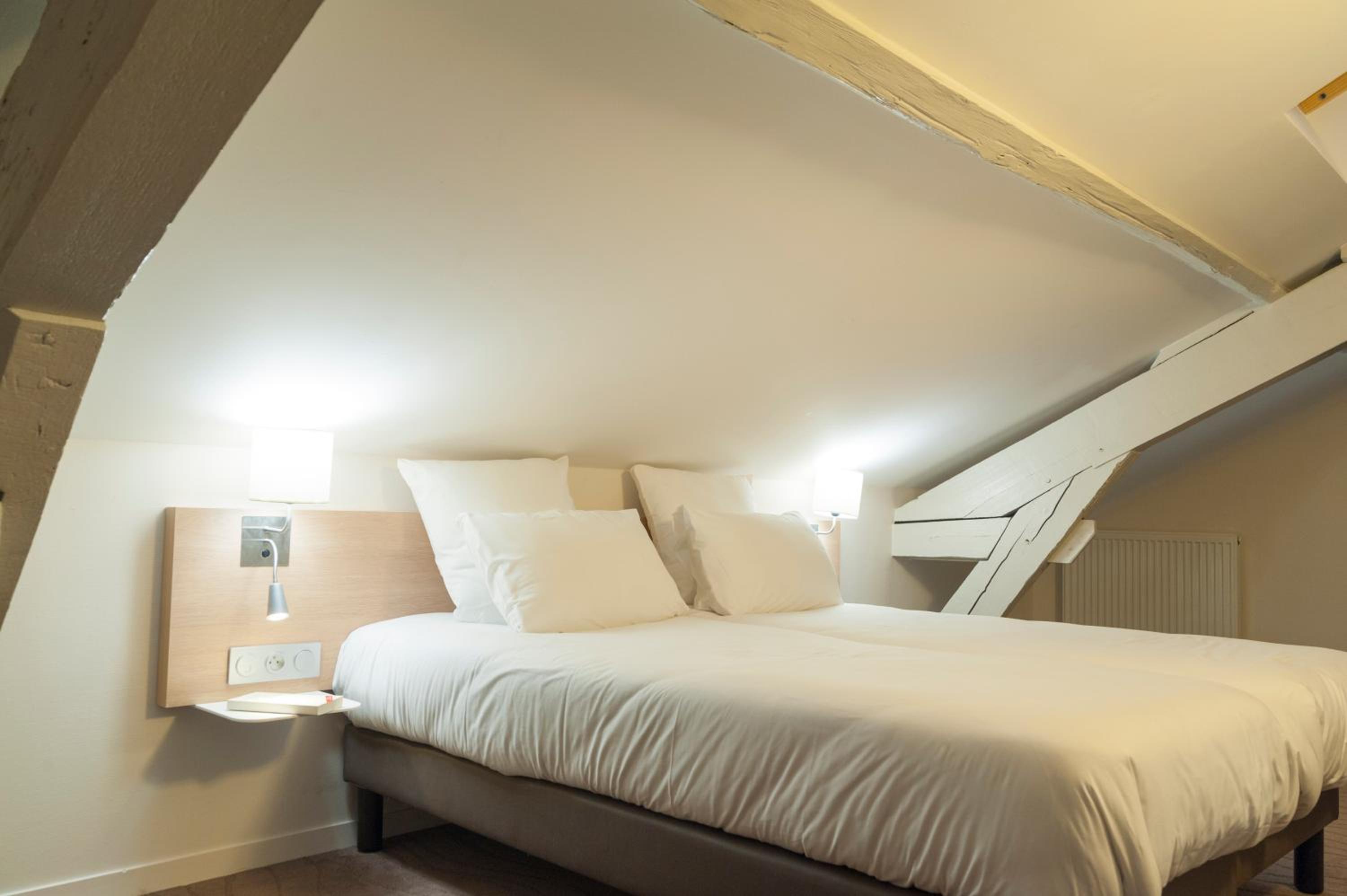  Single Room with Double Bed photo 3