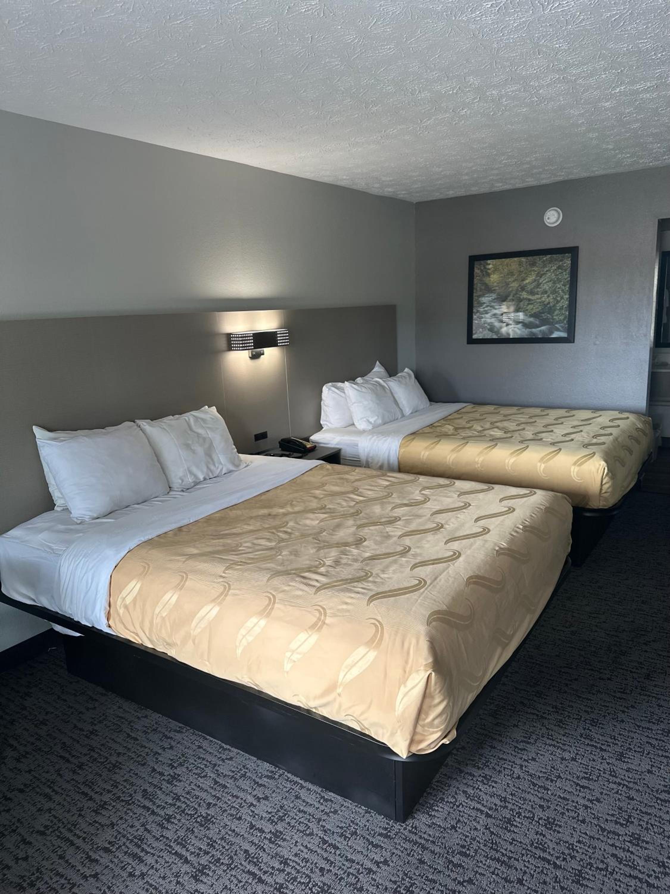 Queen Room with Two Queen Beds - Non-Smoking - Photo 8