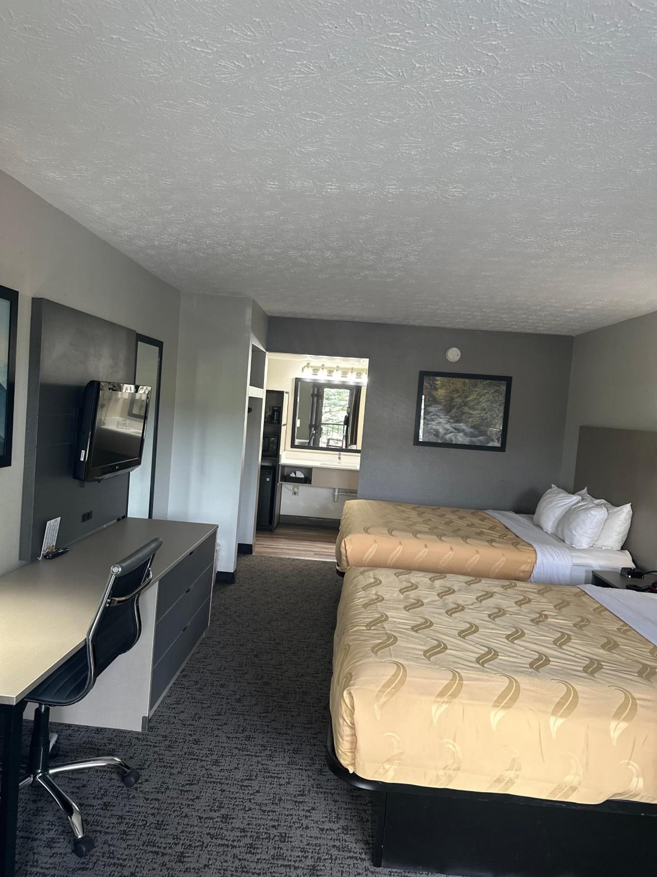 Queen Room with Two Queen Beds - Non-Smoking - Photo 4