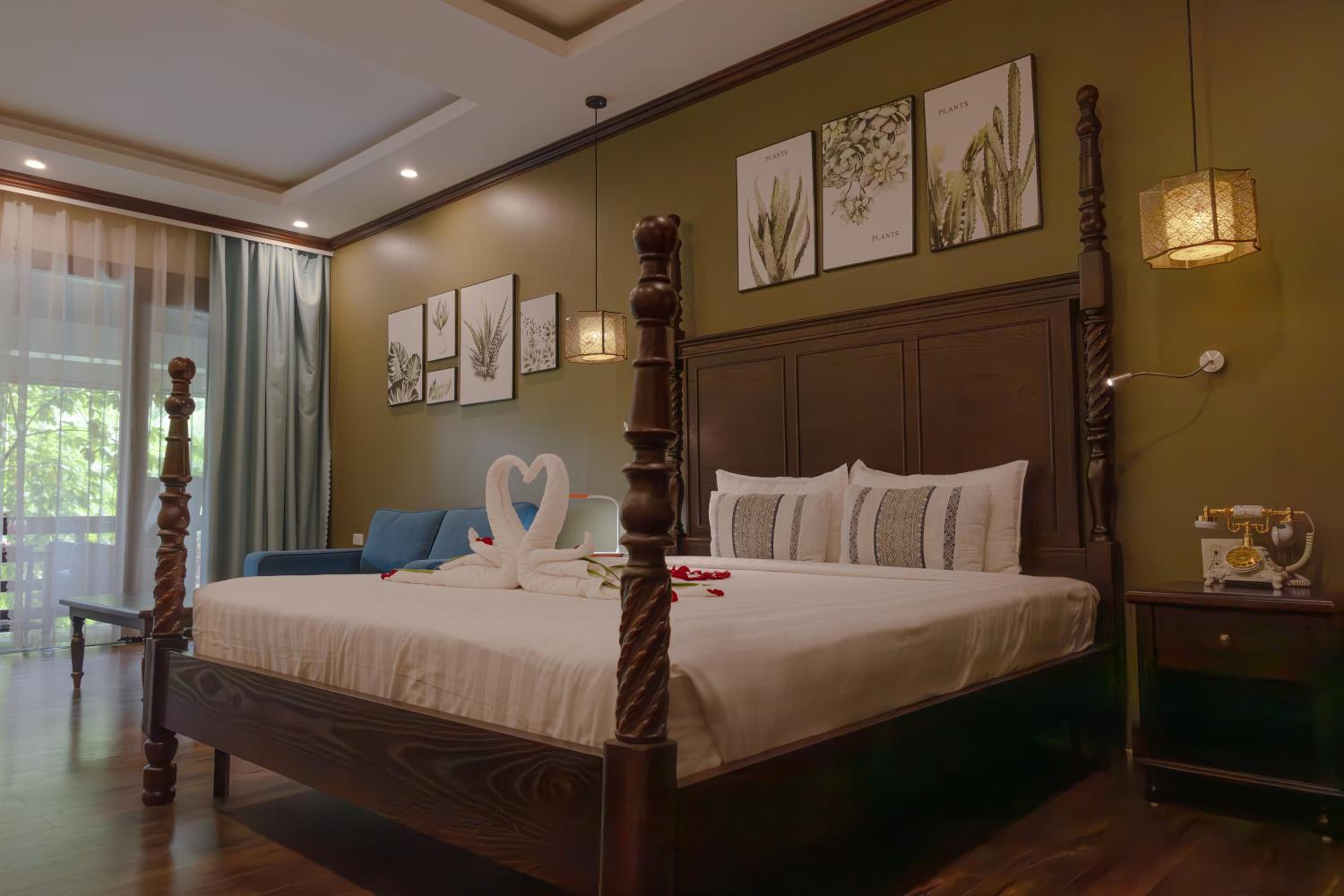 带泳池景观的特大号套房