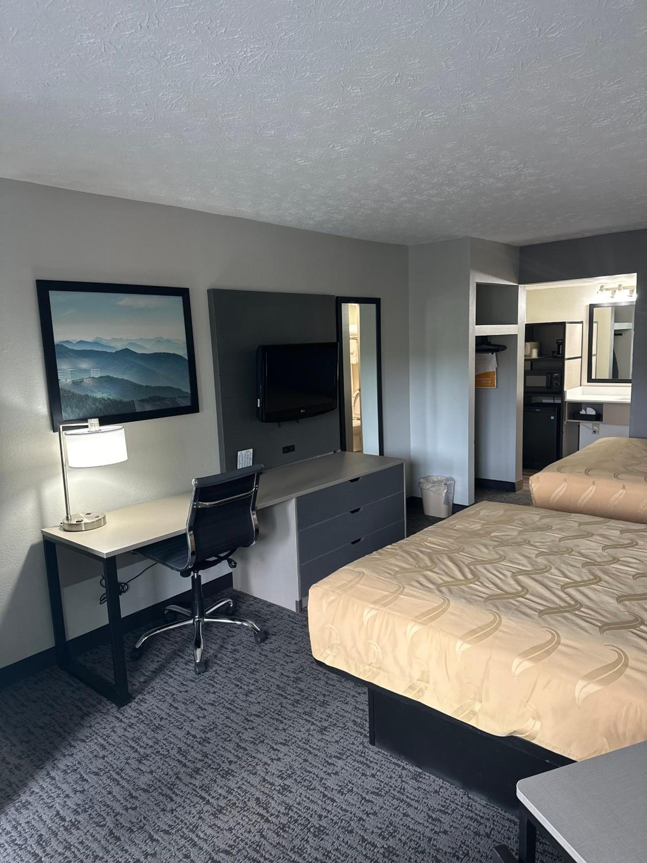 Queen Room with Two Queen Beds - Non-Smoking - Photo 7