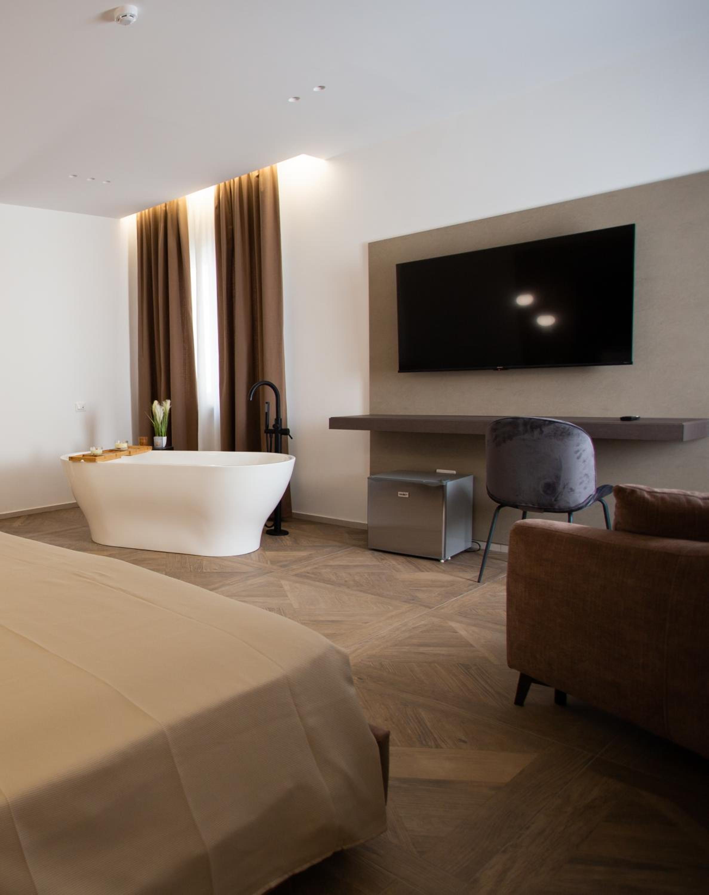 Deluxe Junior Suite photo 2