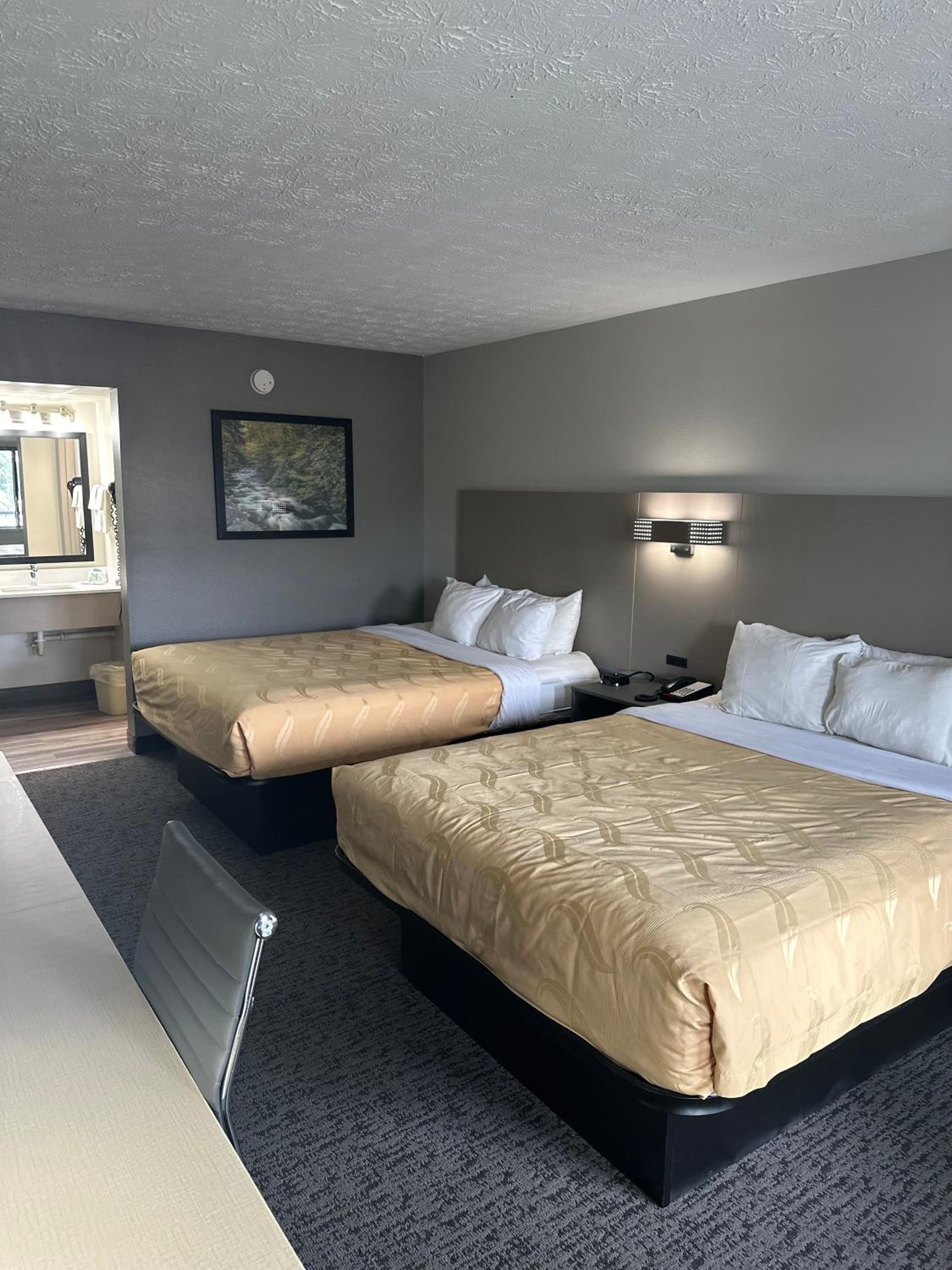 Queen Room with Two Queen Beds - Non-Smoking - Photo 2
