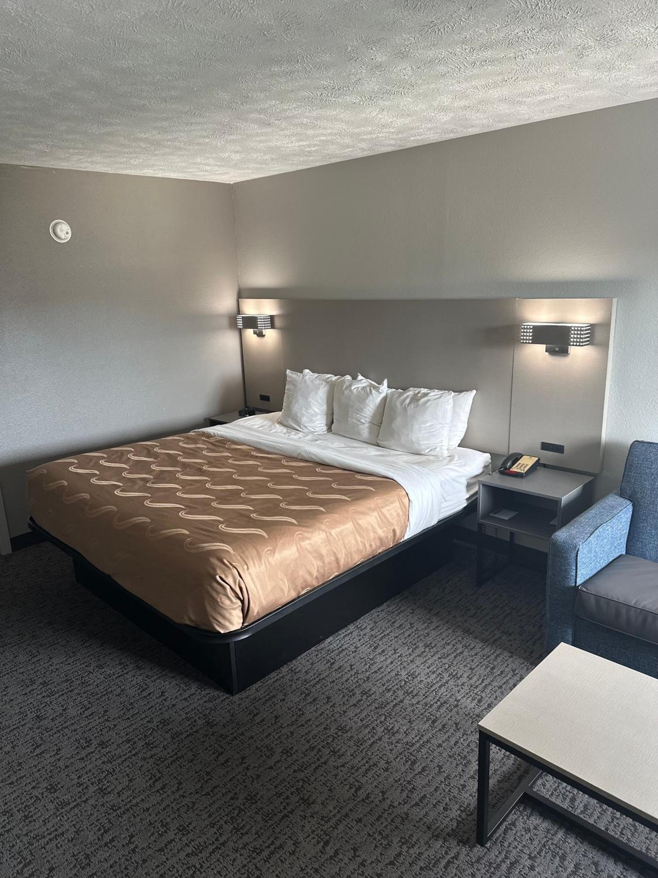 King Suite - Non-Smoking - Photo 1
